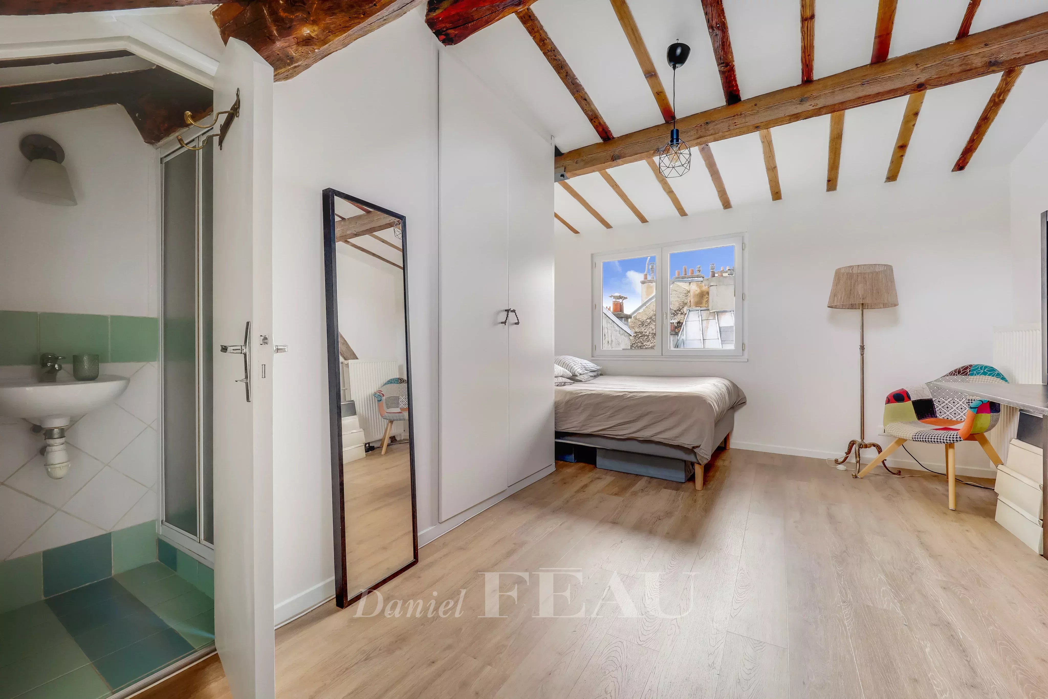 Chambre en duplex sur cour avec salle de bains