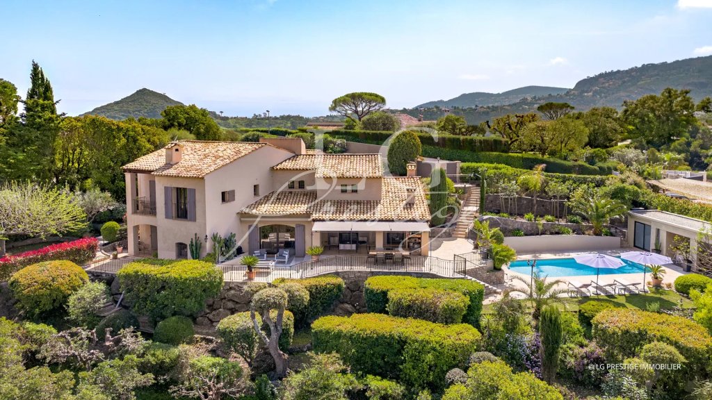 Villa for sale in Mandelieu — Elegant 4-Bedroom Villa with Panoramic Views