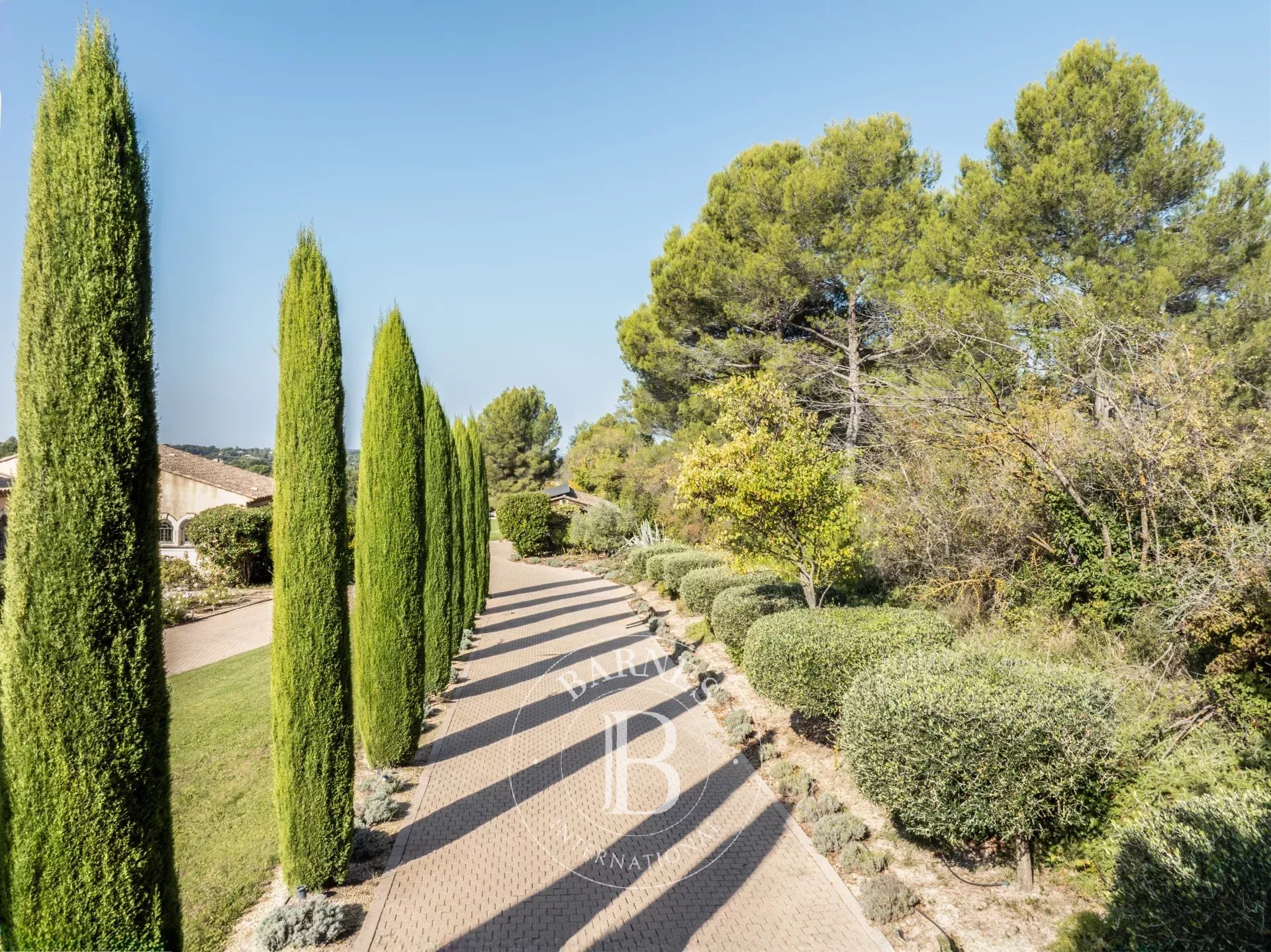 AIX-EN-PROVENCE NORD – MAISON D’ARCHITECTE 465 M² – 6 CHAMBRES EN SUITE – PARC 1,15 HA – PISCINE