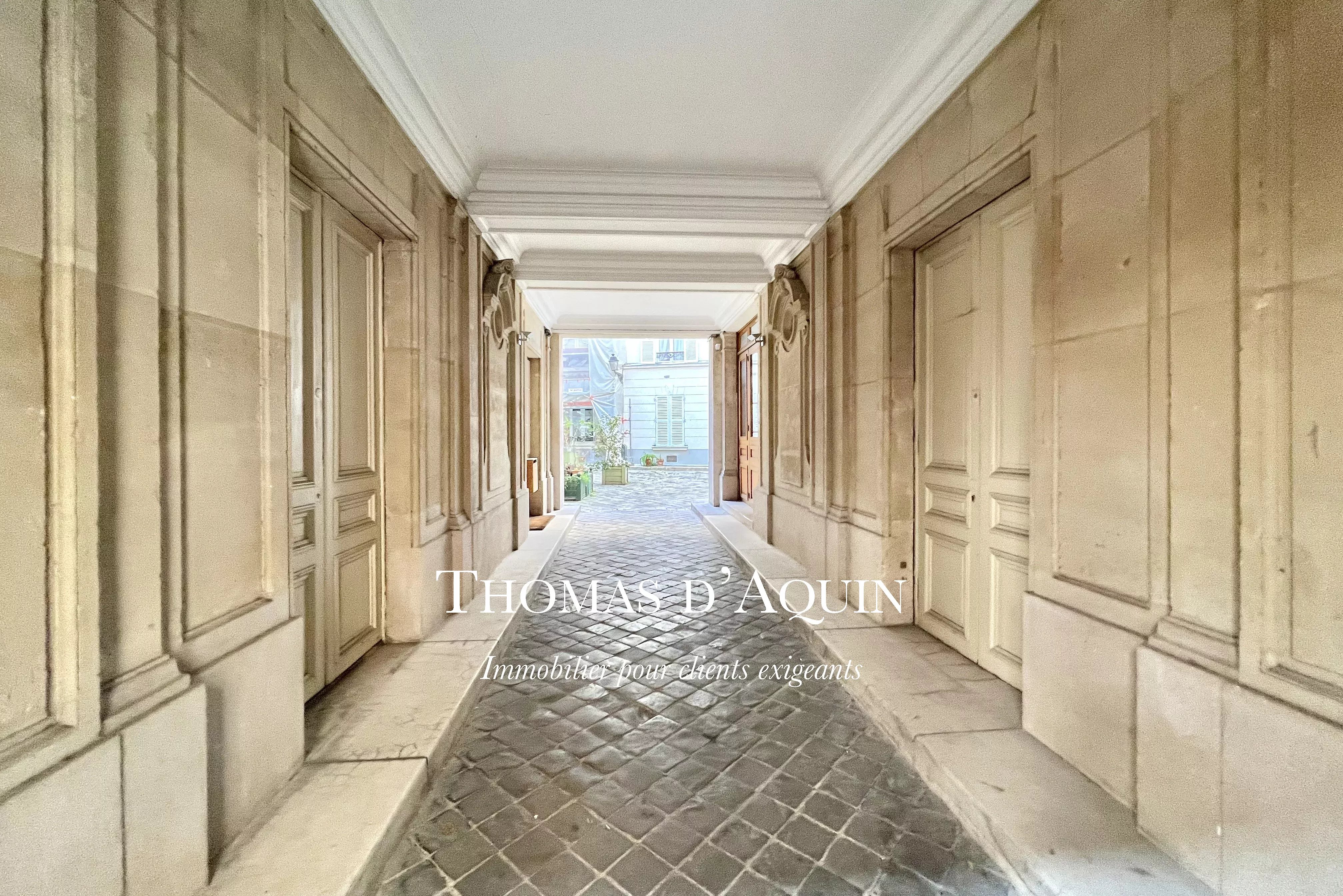 Porche d’immeuble au 4 rue du Cherche Midi ou Thomas d'Aquin Immobilier a réalisé une vente d'appartement
