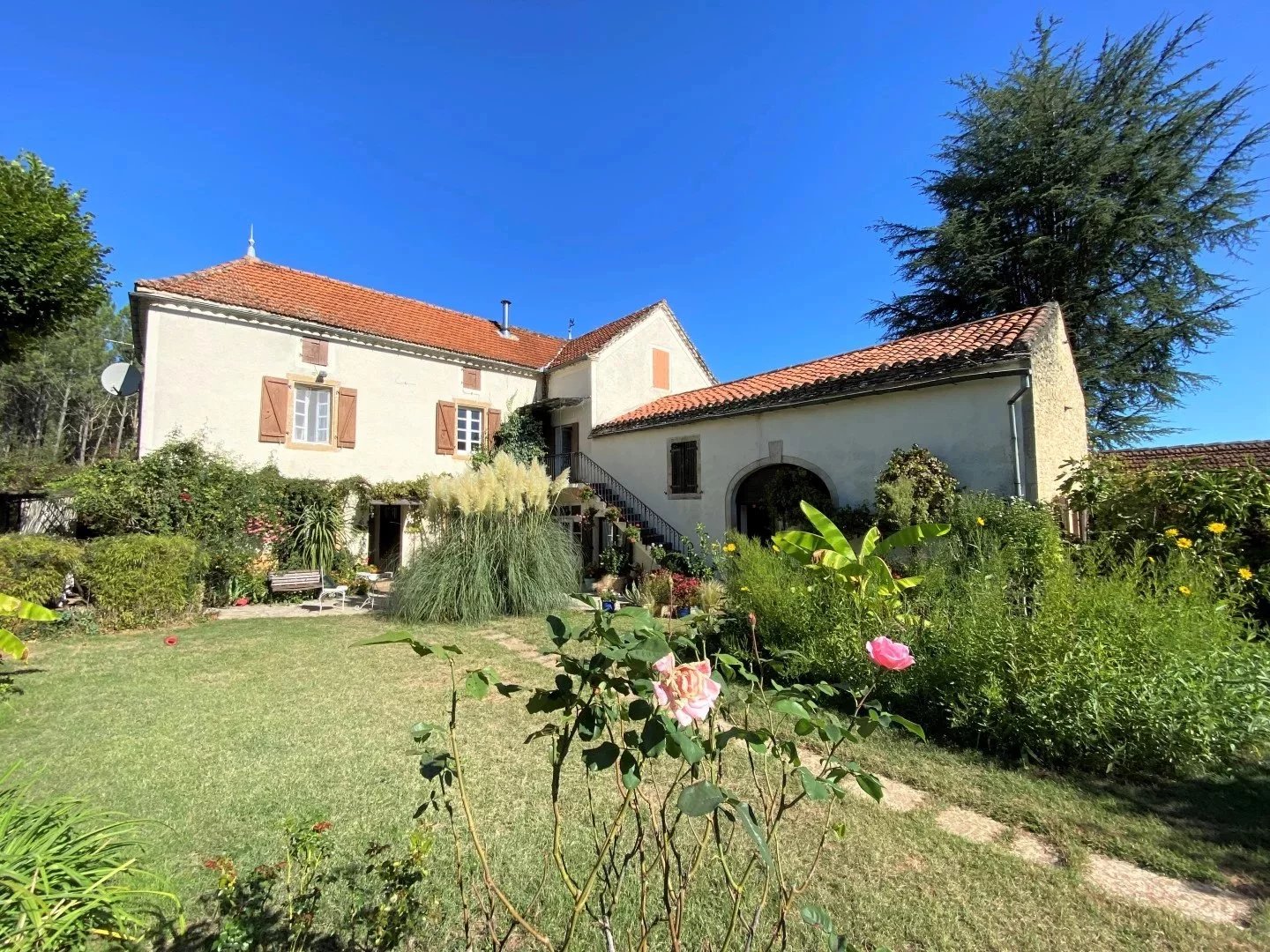 Très jolie maison en pierre avec grange aménagée et beau jardin