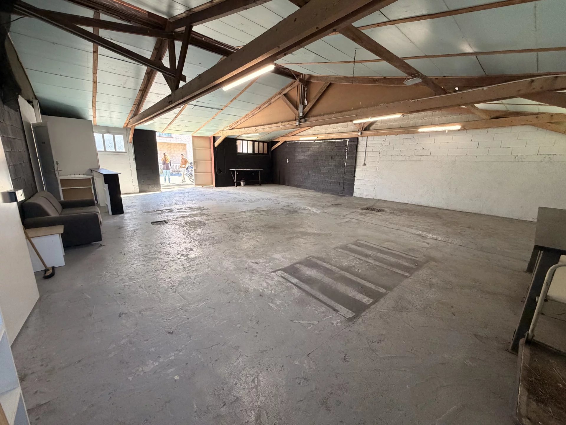 Local commercial avec accès poids lourds de 153m²