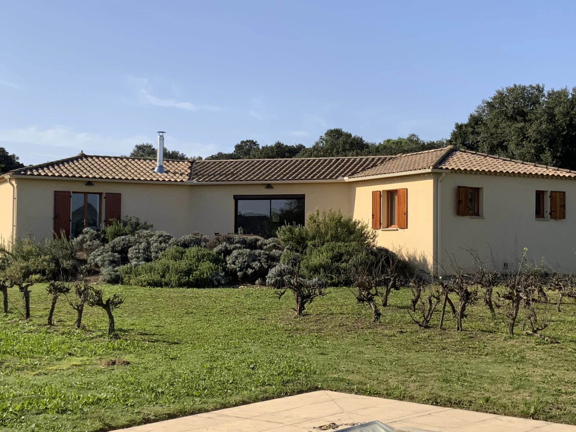 Villa de plain pied sur un beau terrain avec piscine.