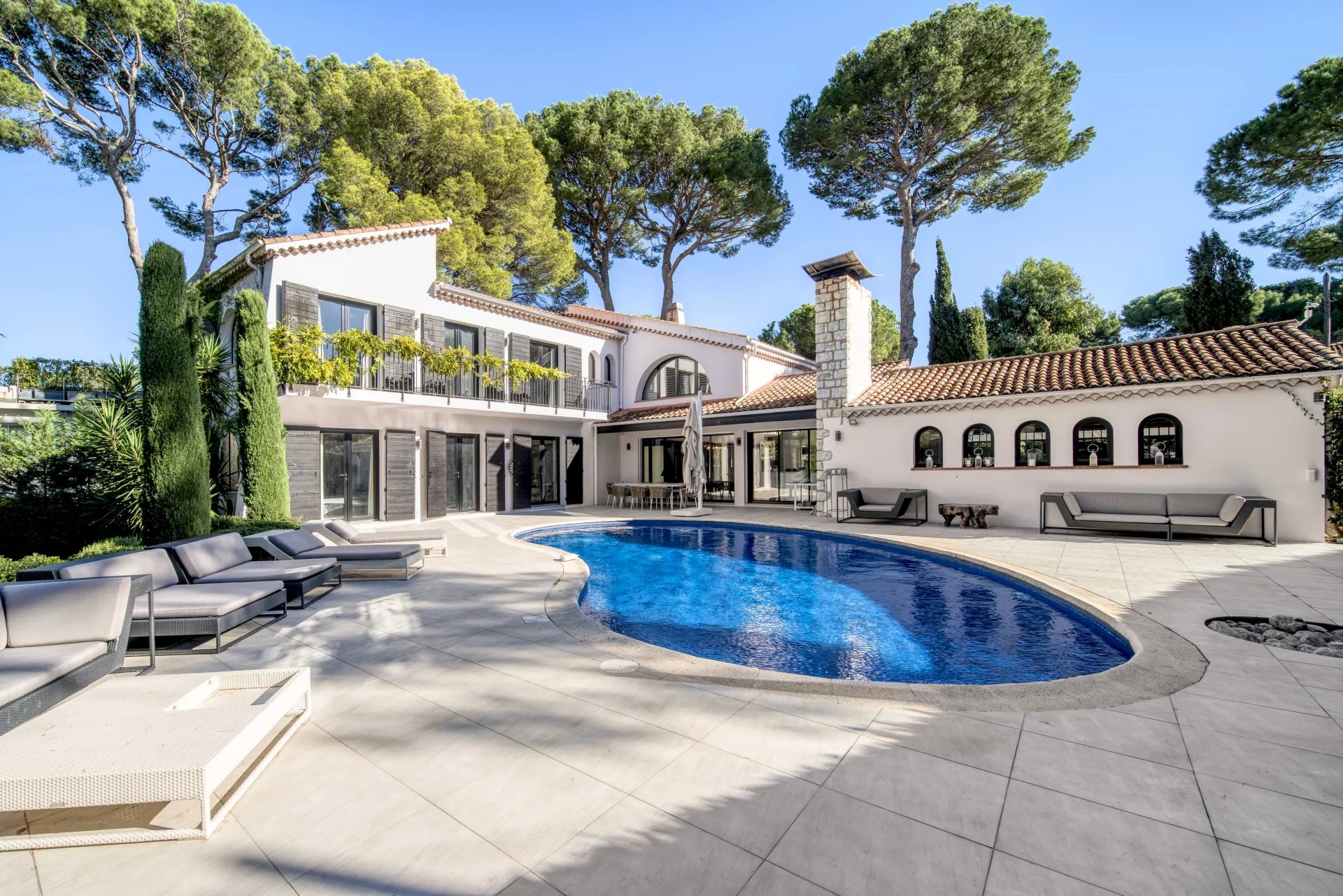 Ideally located in the heart of Cap d'Antibes