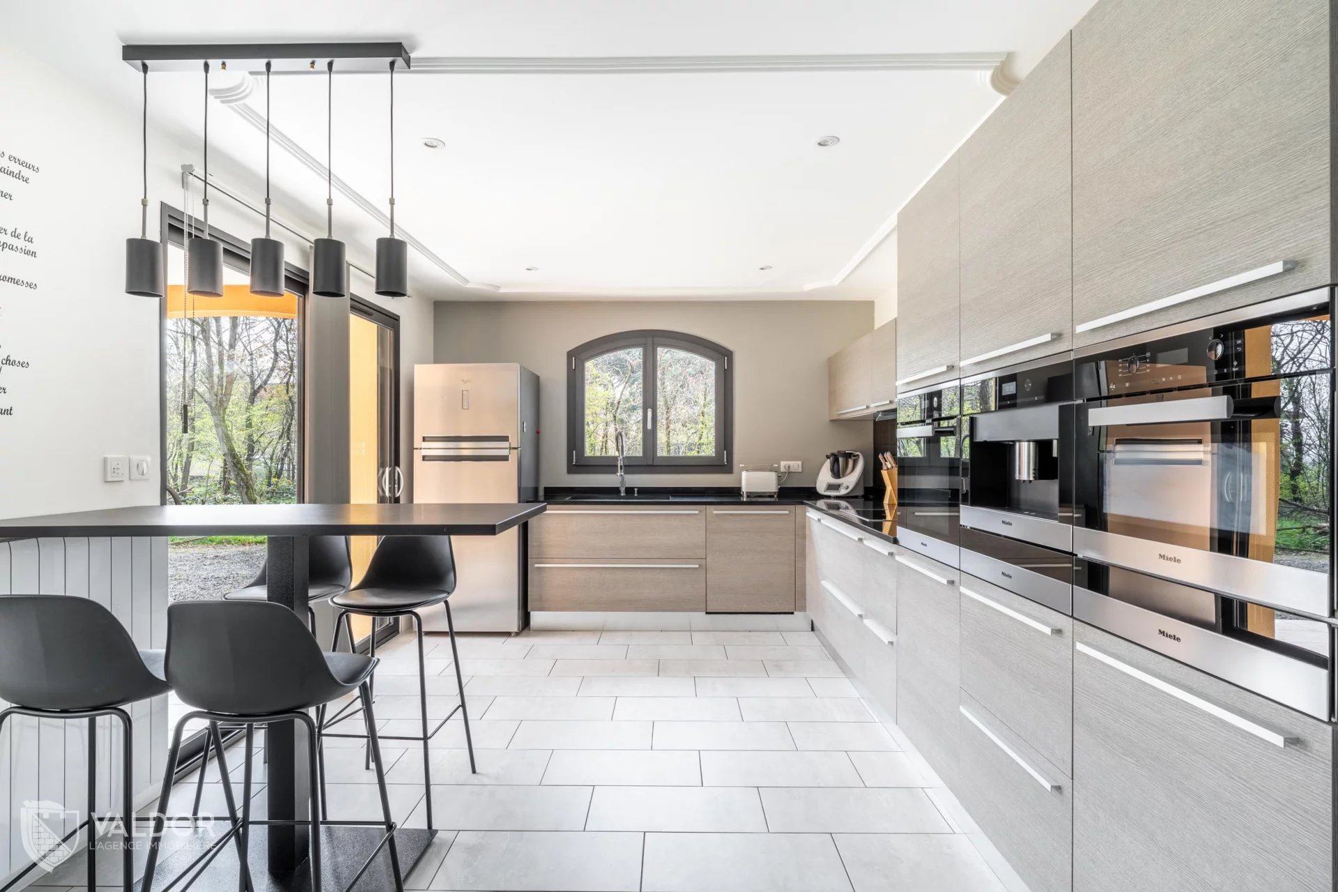 Maison de plain pied de 140 m²  sur 3000 m² de terrain avec atelier indépendant