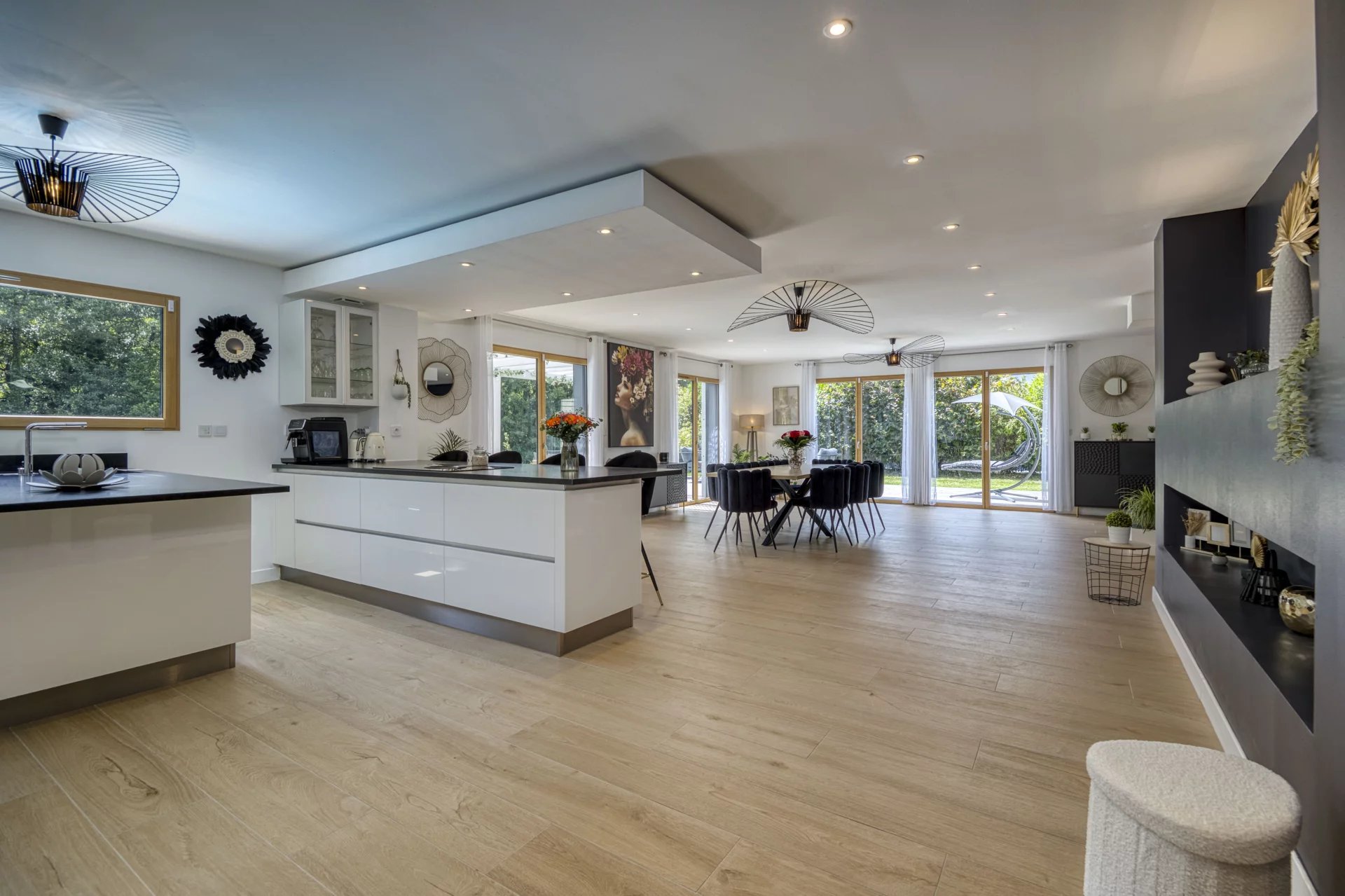 BARNES Pays de Gex – DIVONNE-LES-BAINS – SECTEUR RÉSIDENTIEL – VILLA D’ARCHITECTE RÉNOVÉE AVEC PISCINE - picture 3