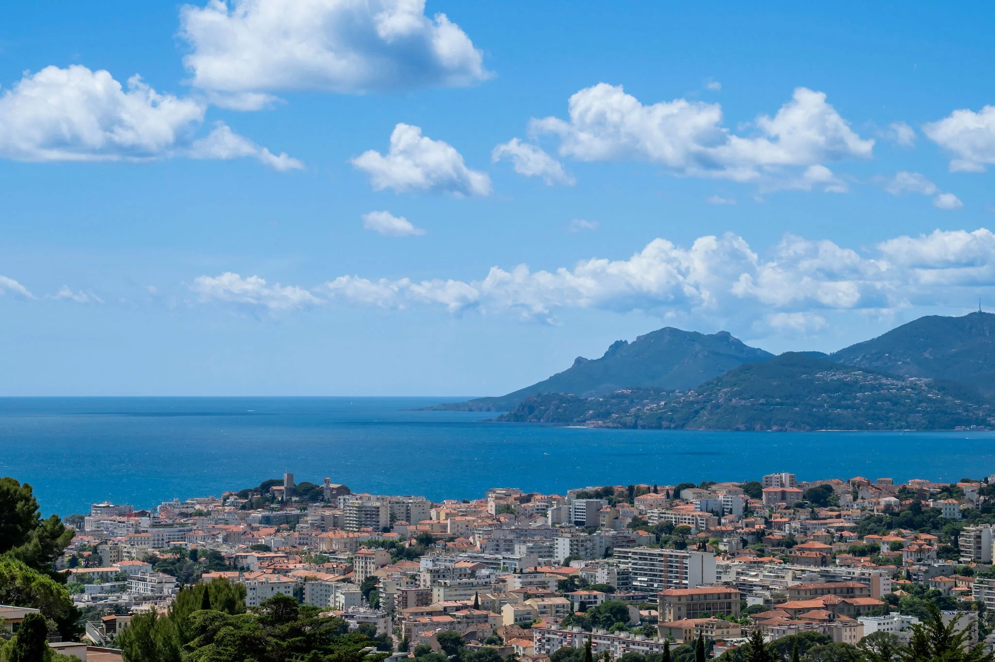 LE CANNET - Appartement en dernier étage refait à neuf avec vue mer panoramique