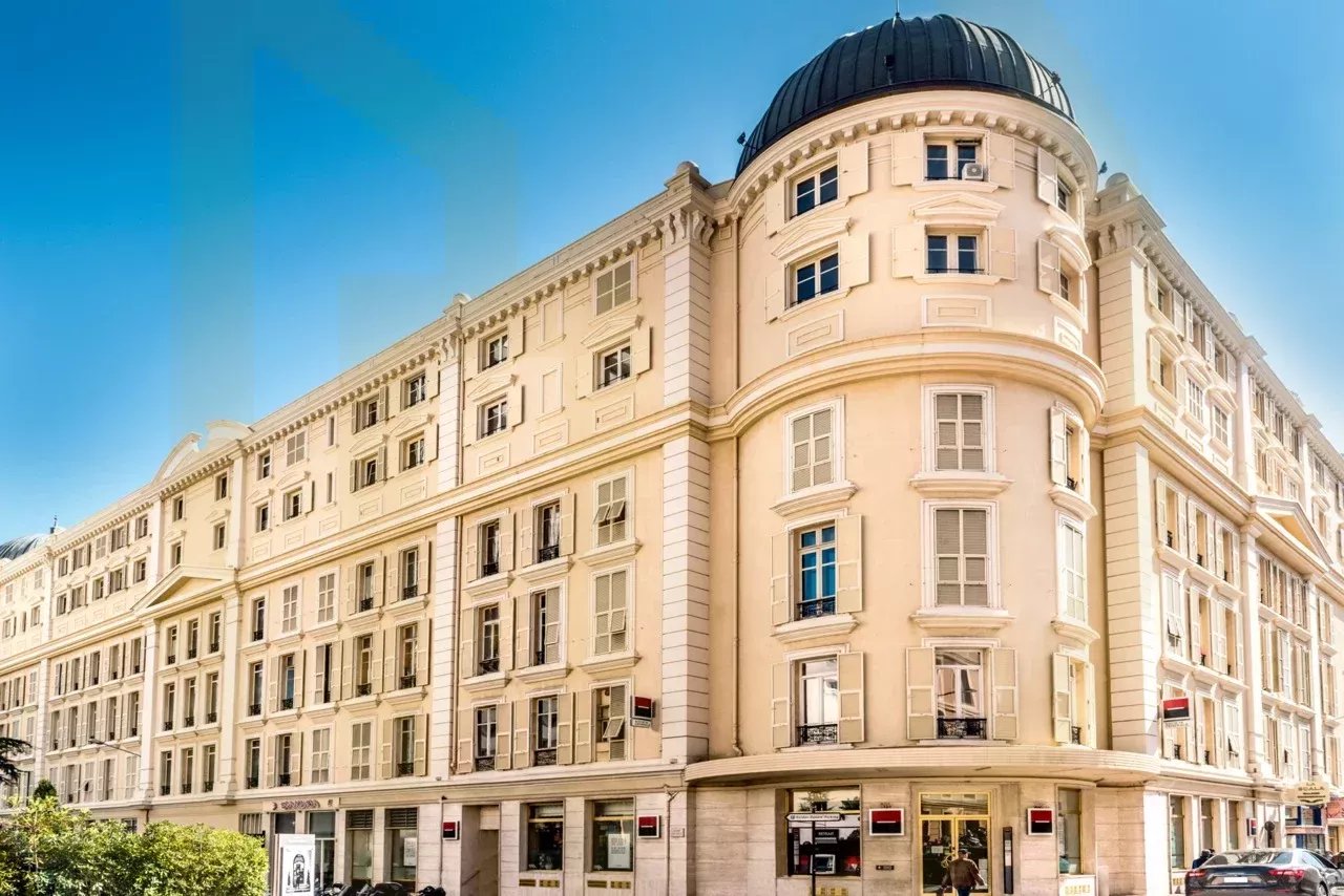 Carré d'Or- Fond de Commerce dans une galerie luxueuse avec belle vitrine.