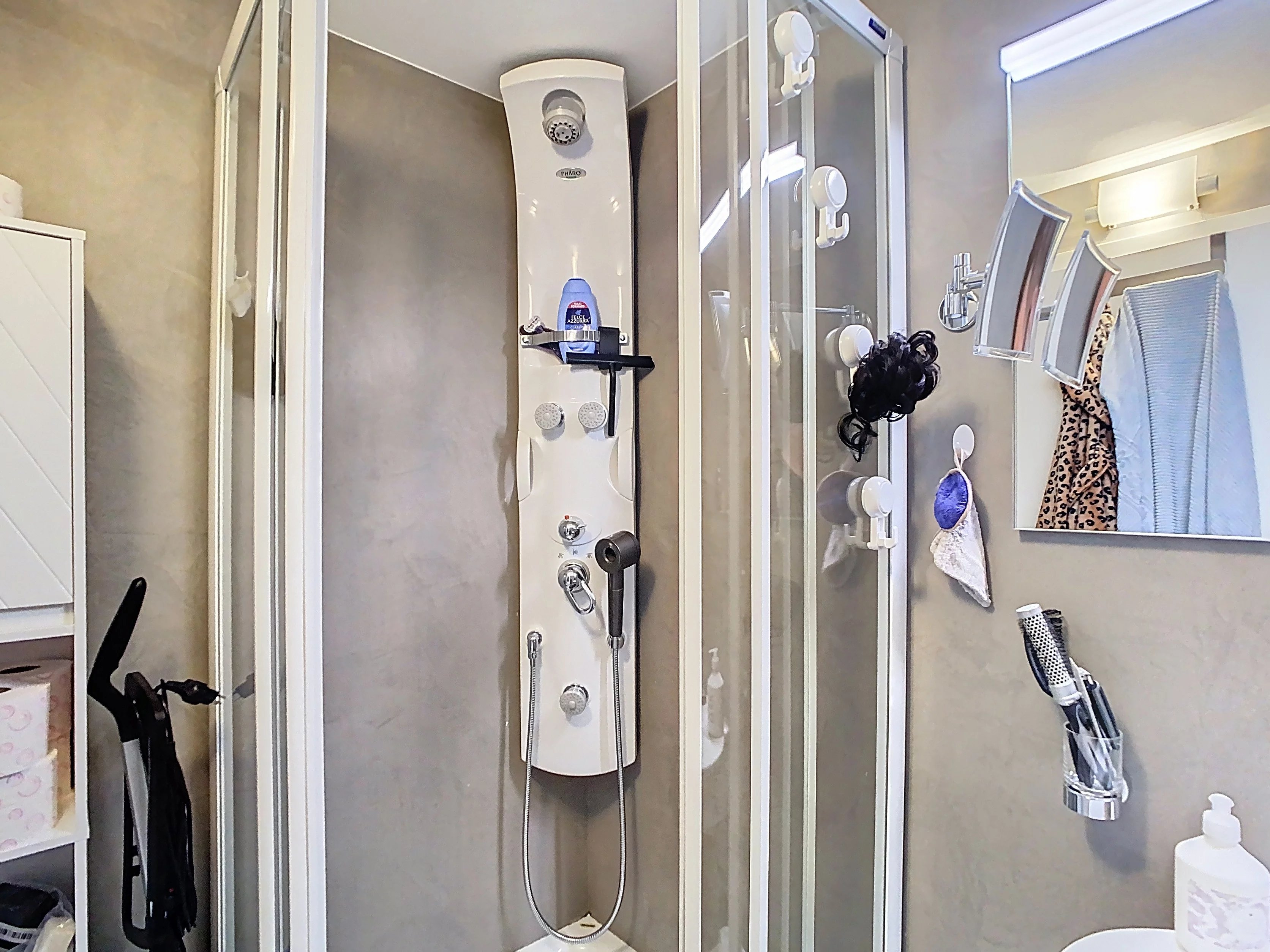 2 appartements adjacents en pleine centre!!