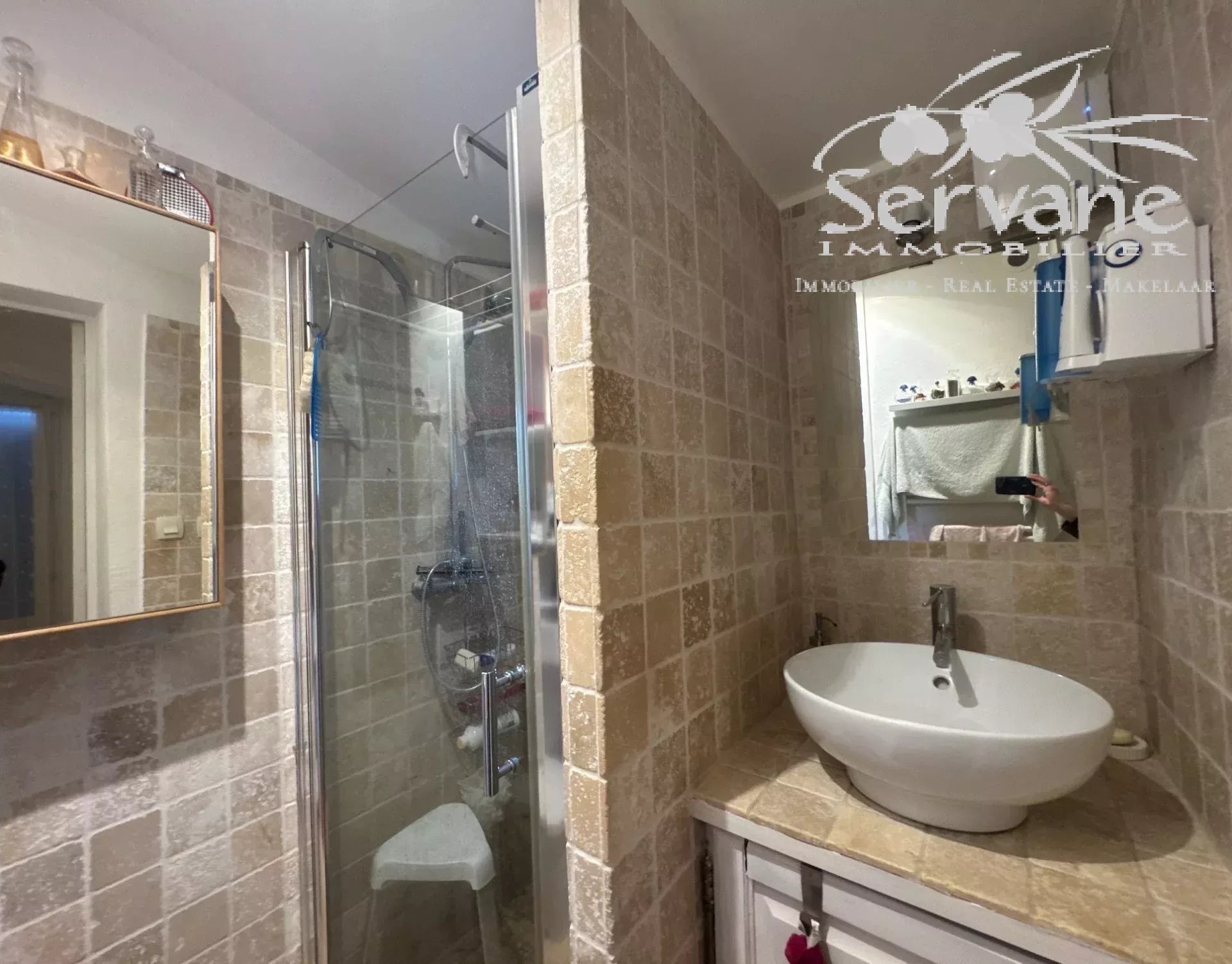 SALERNES Property with strong rental potential: 3 houses and a separate apartment