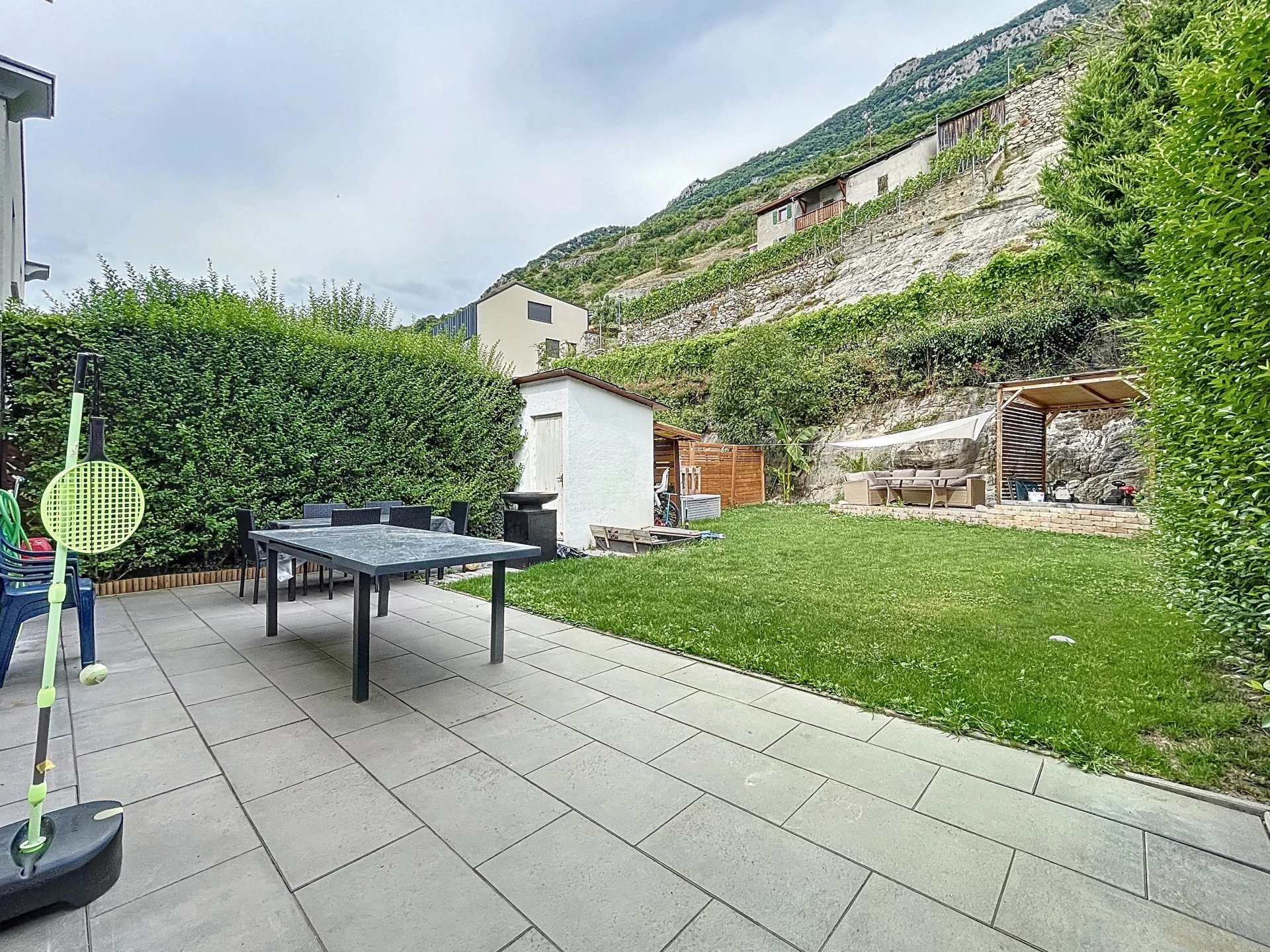 Charmante villa contiguë avec grand jardin