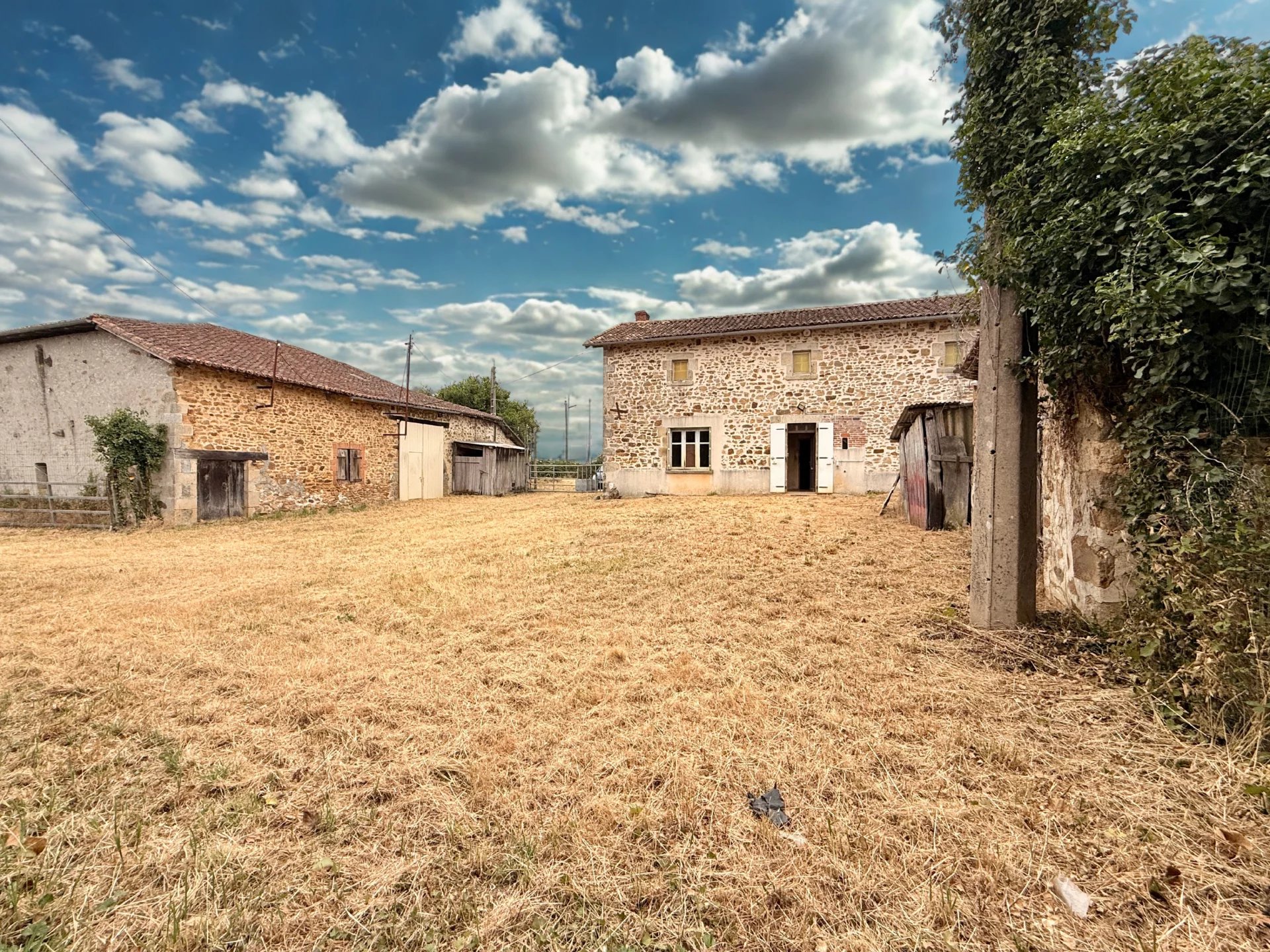 Maison à potentiel avec grange, proche de Brigueuil