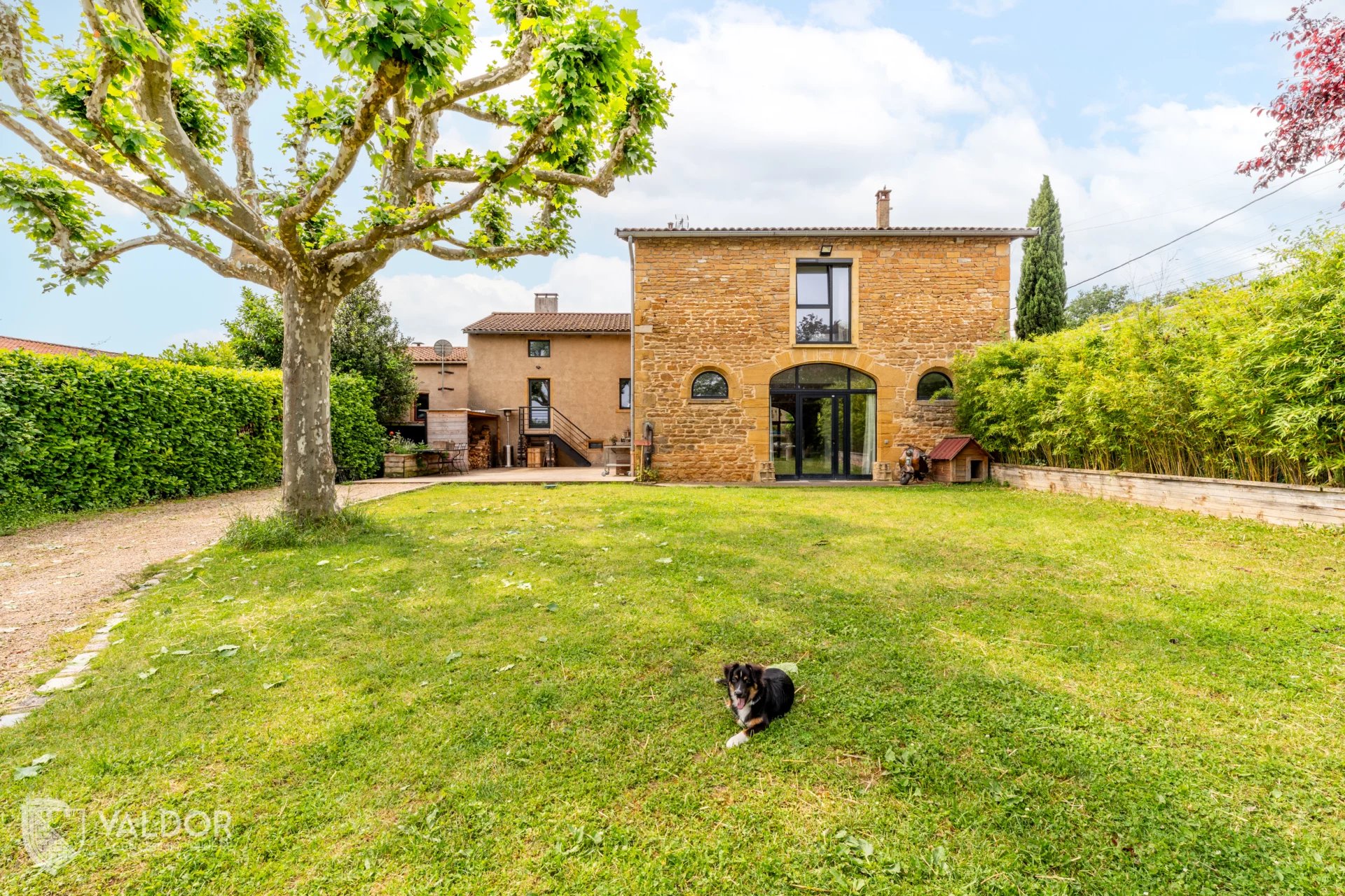 Maison d'environ 255 m² dans un petit hameau de Châtillon 69380