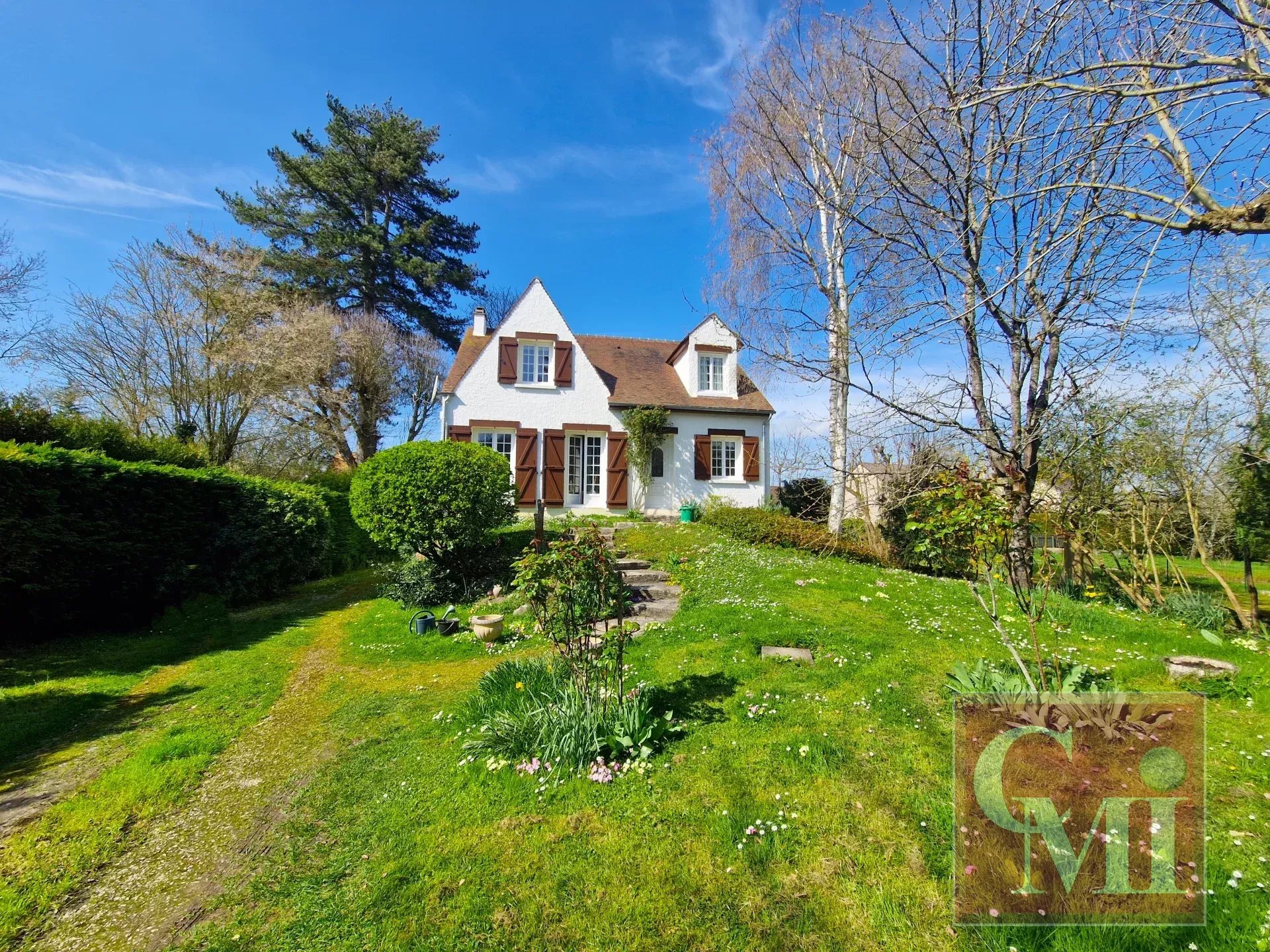 AU CALME ET A PIED DES COMMODITES, MAISON SUR S/SOL TOTAL ET SUR 1000m DE TERRAIN