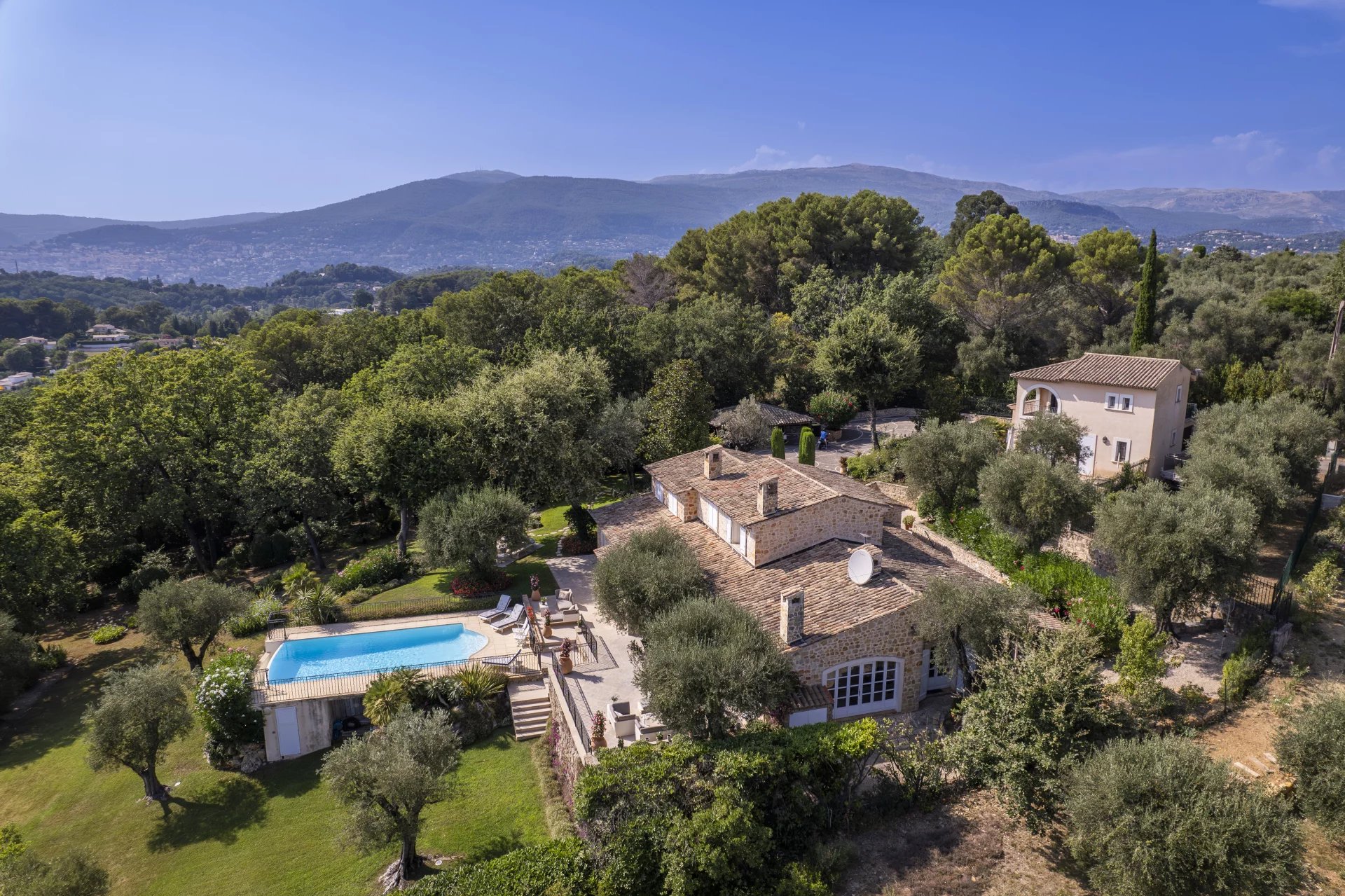 Qlistings - 9 Bedrooms - Villa - Alpes-Maritimes - For Sale - 10258 Property Image