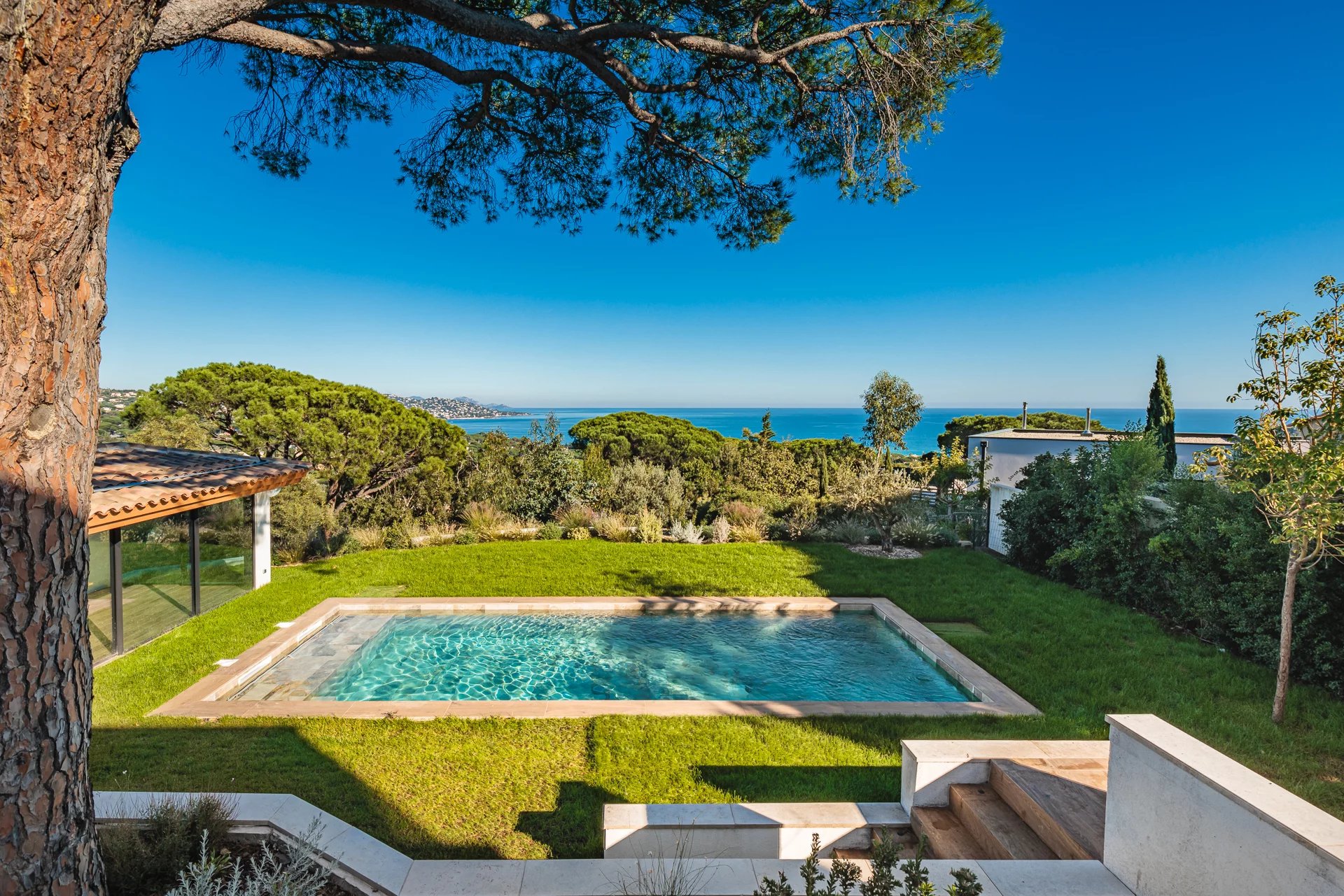 PRESTIGIOUS CONTEMPORARY VILLA - SEA VIEW