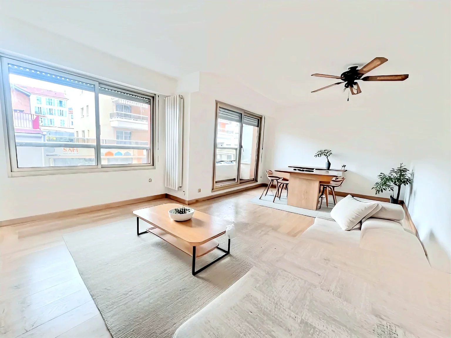 2 BedRooms Apartment with Terrace – To Renovate – Garibaldi / République District