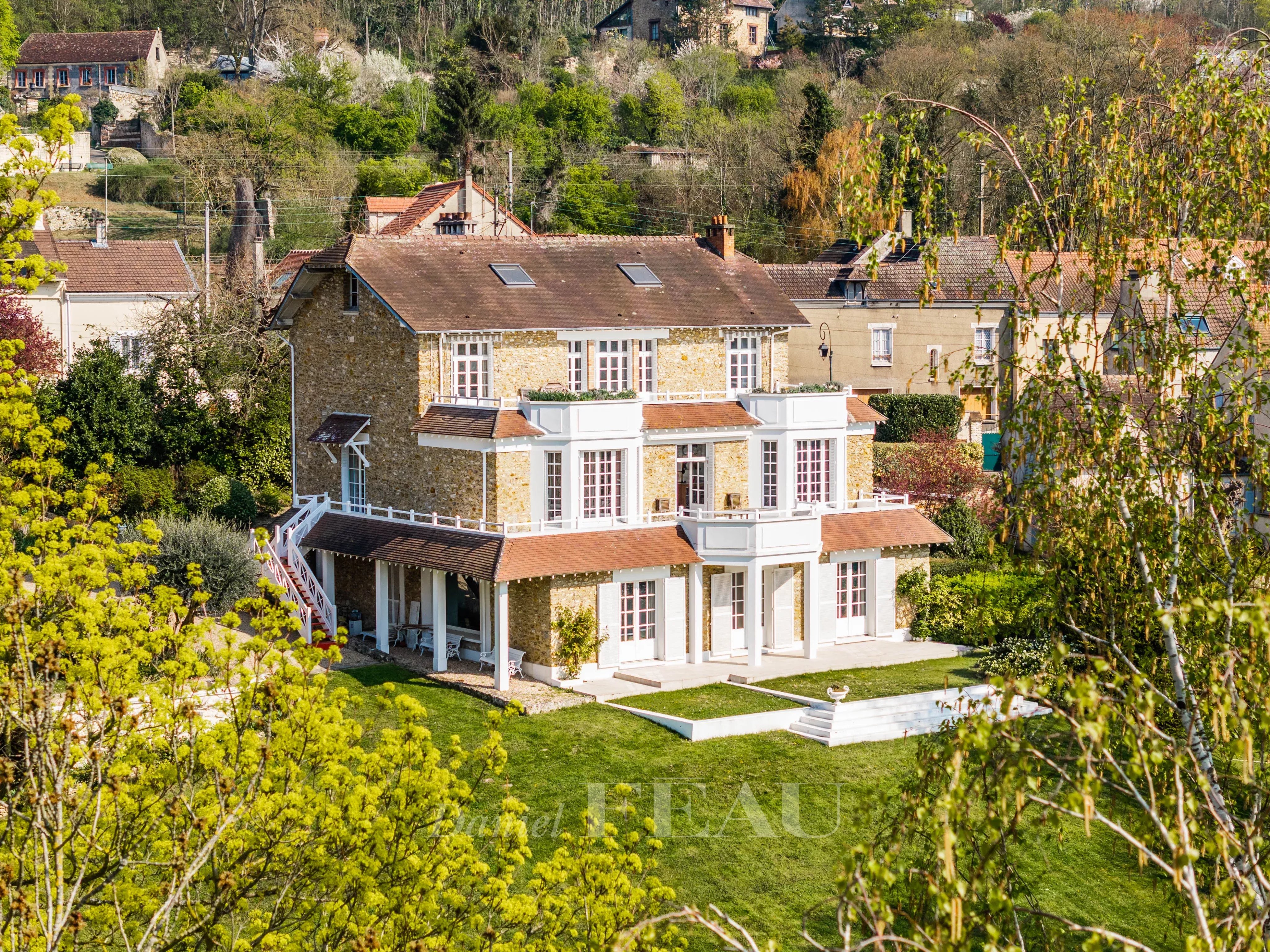 VAUX SUR SEINE - 6 BEDROOM MANSION