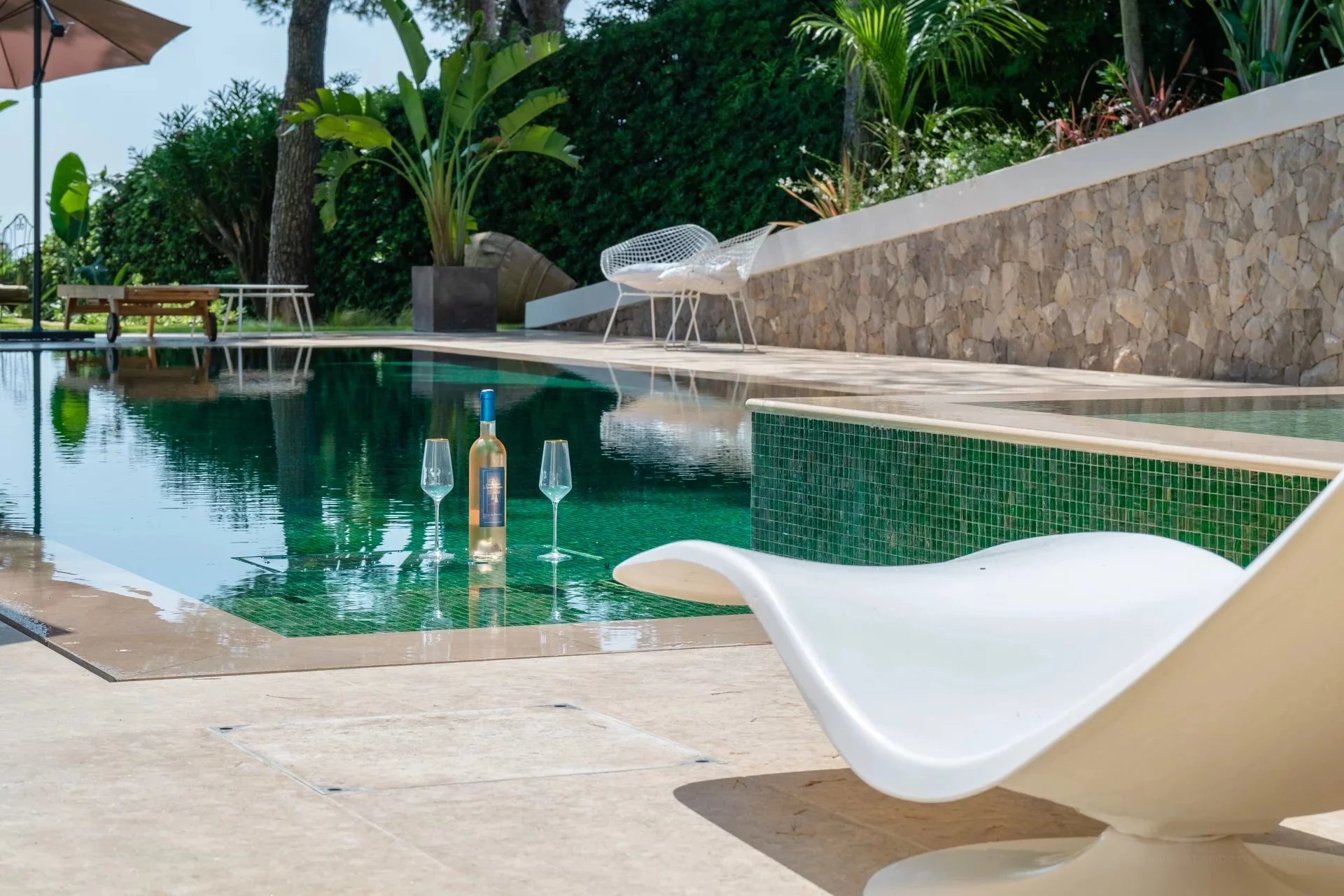 Villa provençale en deuxième ligne avec jardins plats, piscine chauffée et vue sur la mer