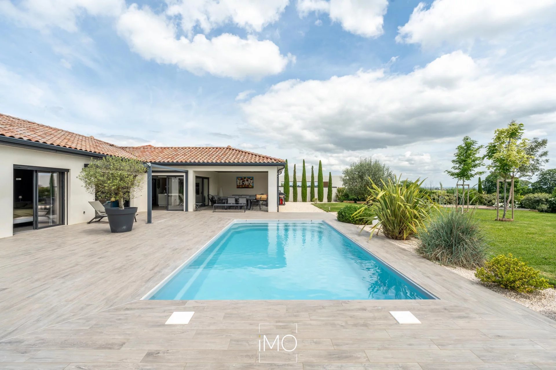 Villa de 168 m² de plain pied avec piscine sur une parcelle de 1489 m²