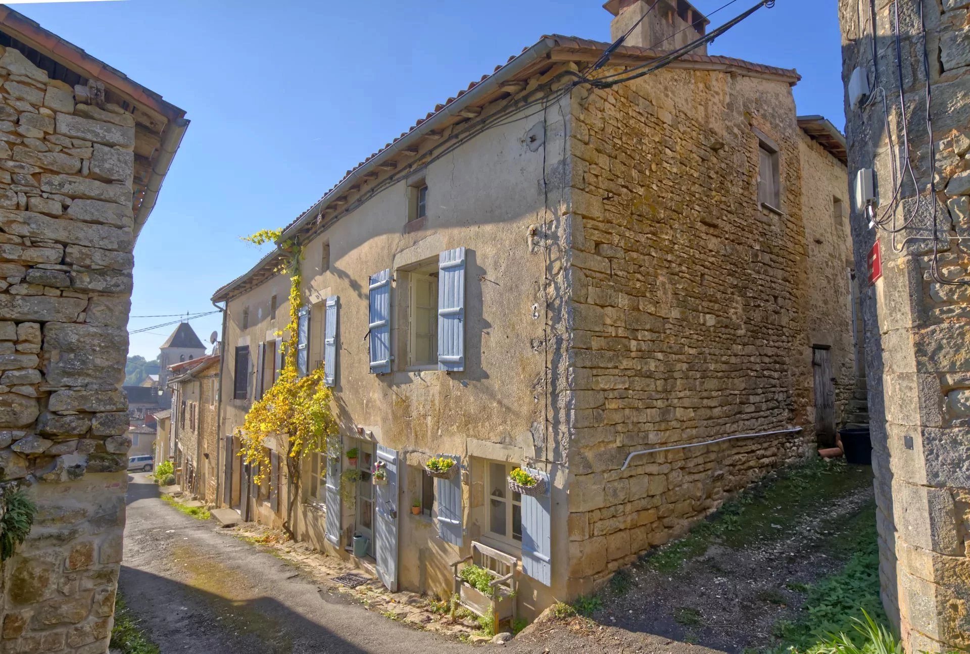 House in Nanteuil-en-Vallee - view 1
