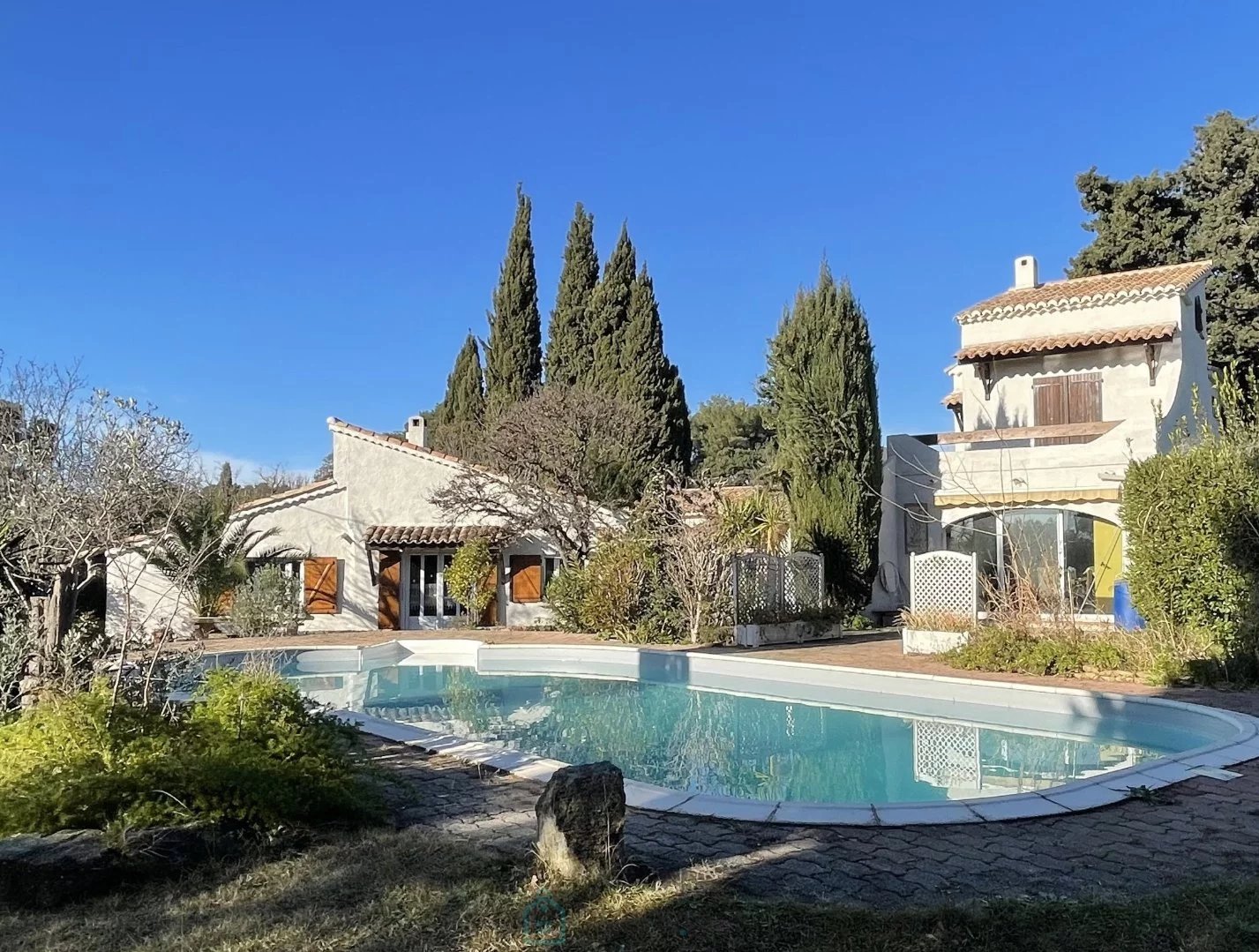 ISTRES Propriété de caractère  Maison principale + extension avec double habitation  230 m²  Terrain 1400 m²