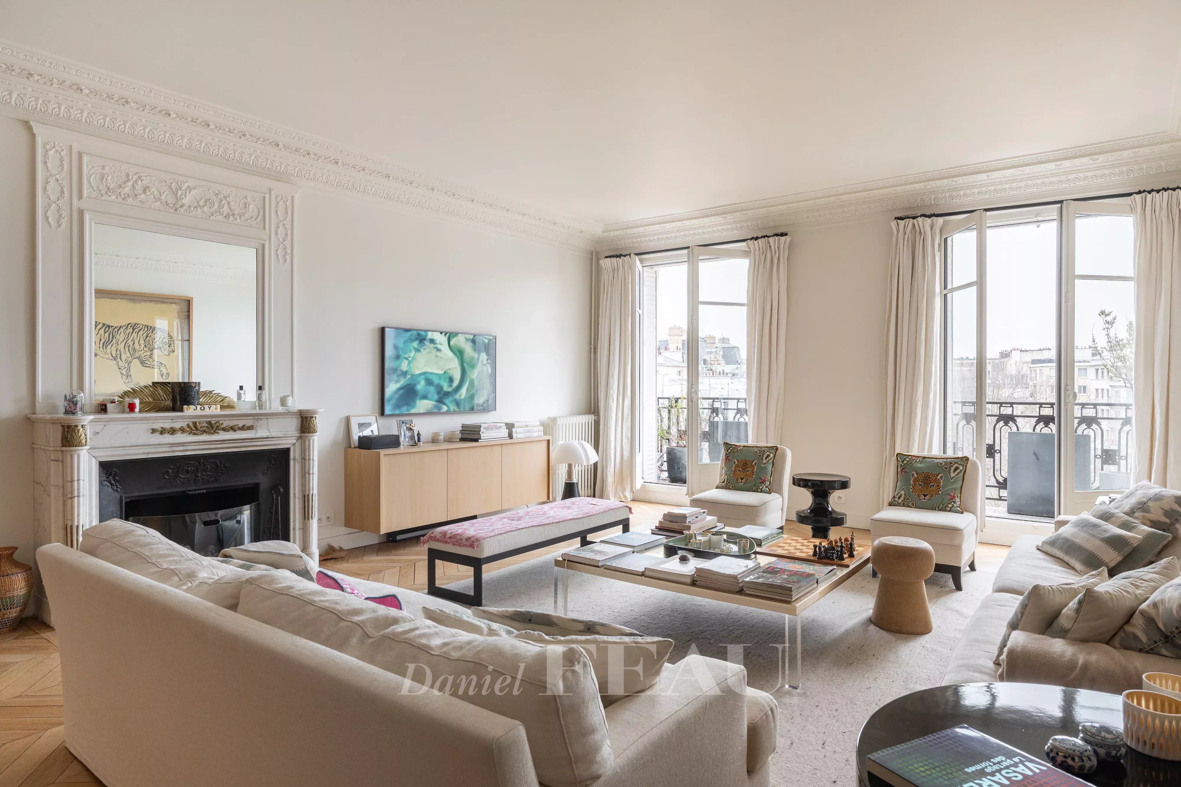 Neuilly - Mairie - Etage élevé