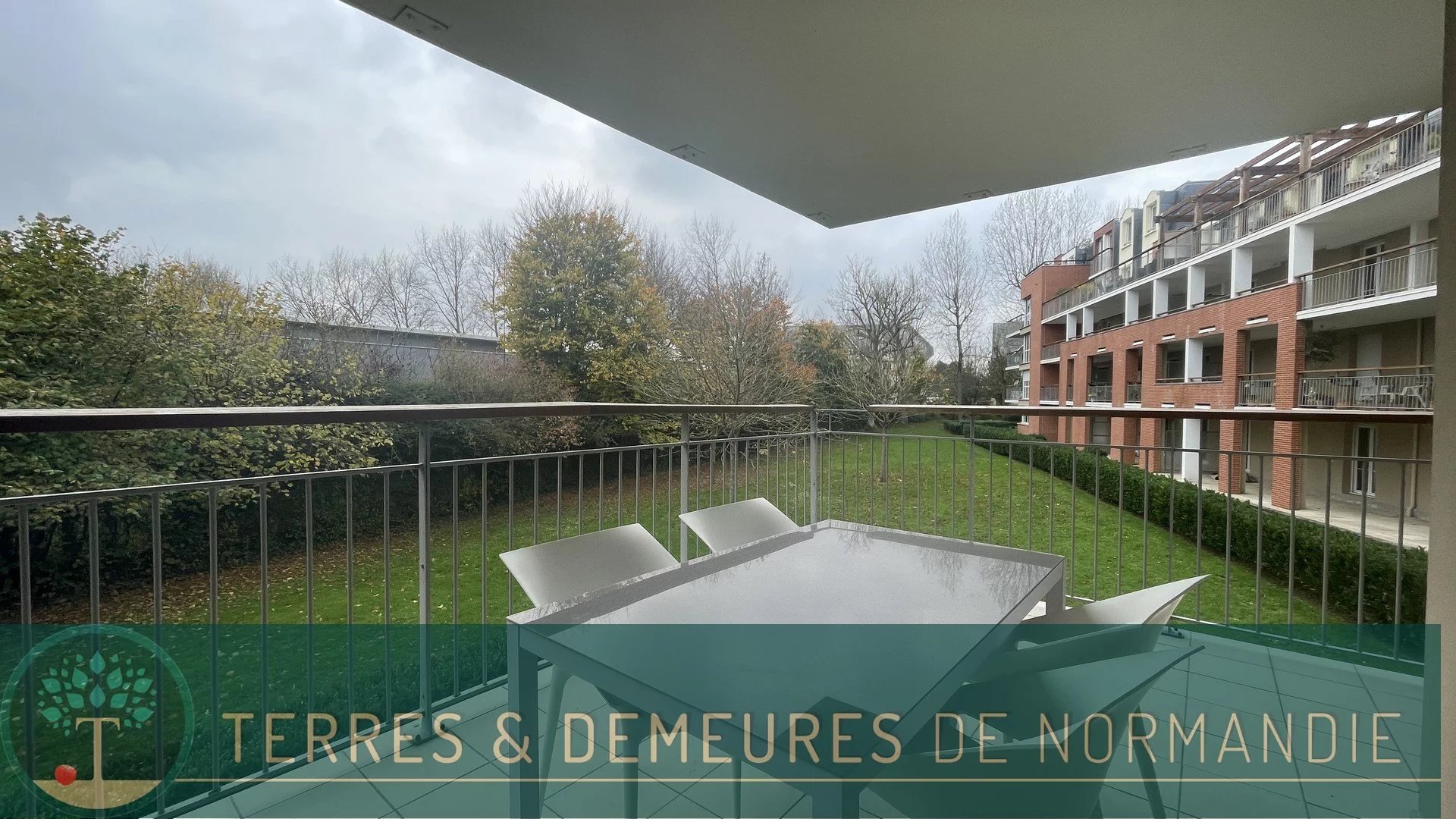 Appartement denviron 73,13 m² situé au 1er étage dune résidence sécurisée, avec ascenseur, terrasse et garage, à proximité du centre-ville de Dieppe, 76