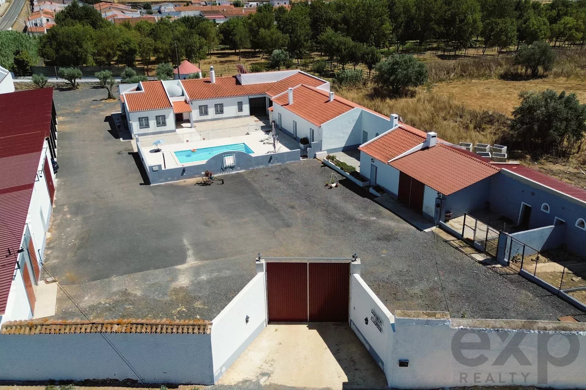 Luxury Equestrian Property + Guest House 85992157 image 11