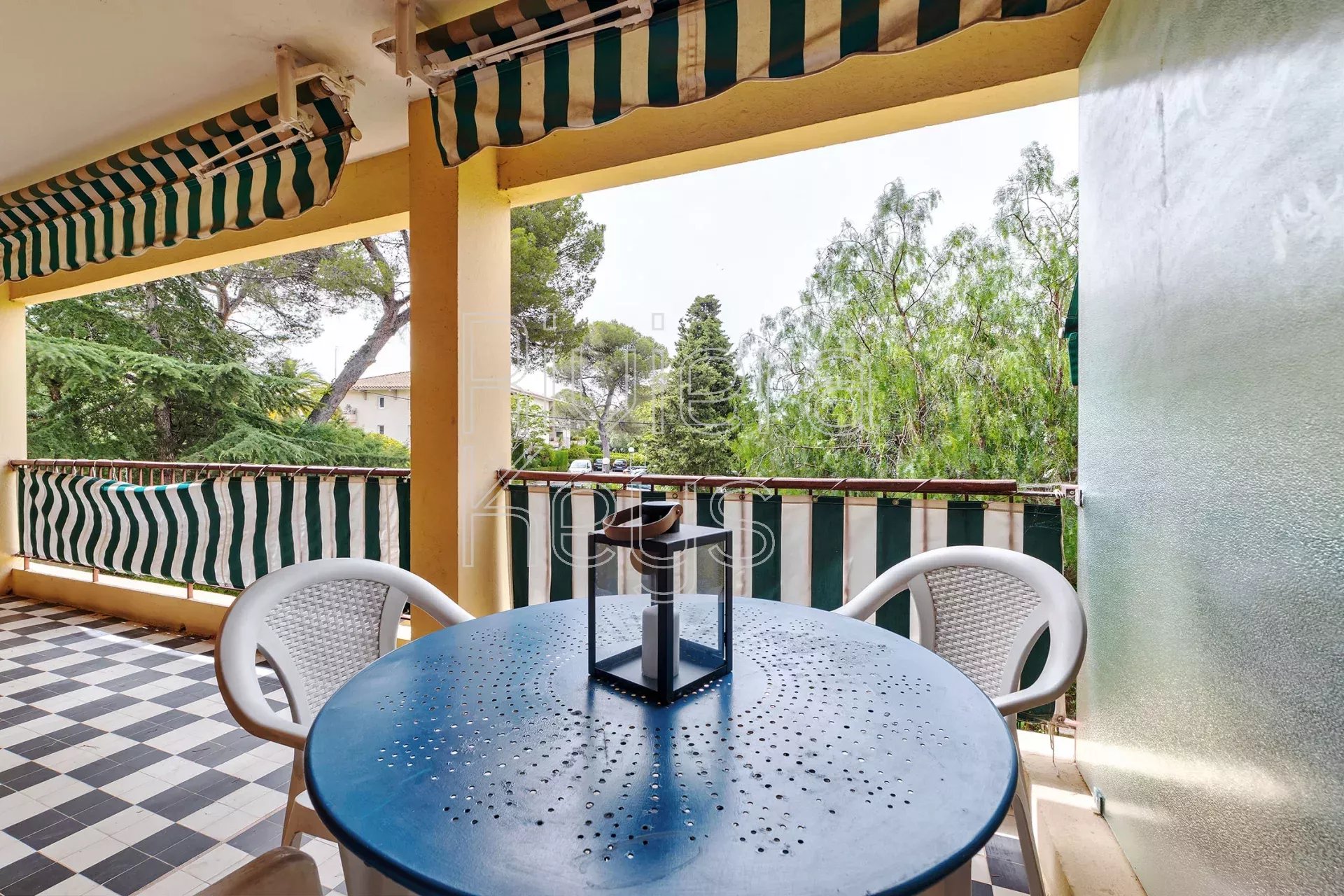 SAINT-RAPHAËL, Boulouris : 2 pièces avec grande terrasse, proche commerces et plage