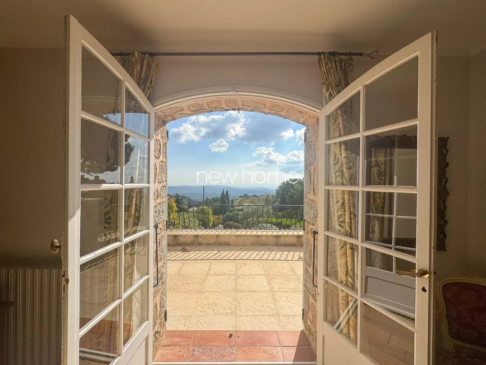 Propriété de charme en pierre  Vue mer et village  CABRIS