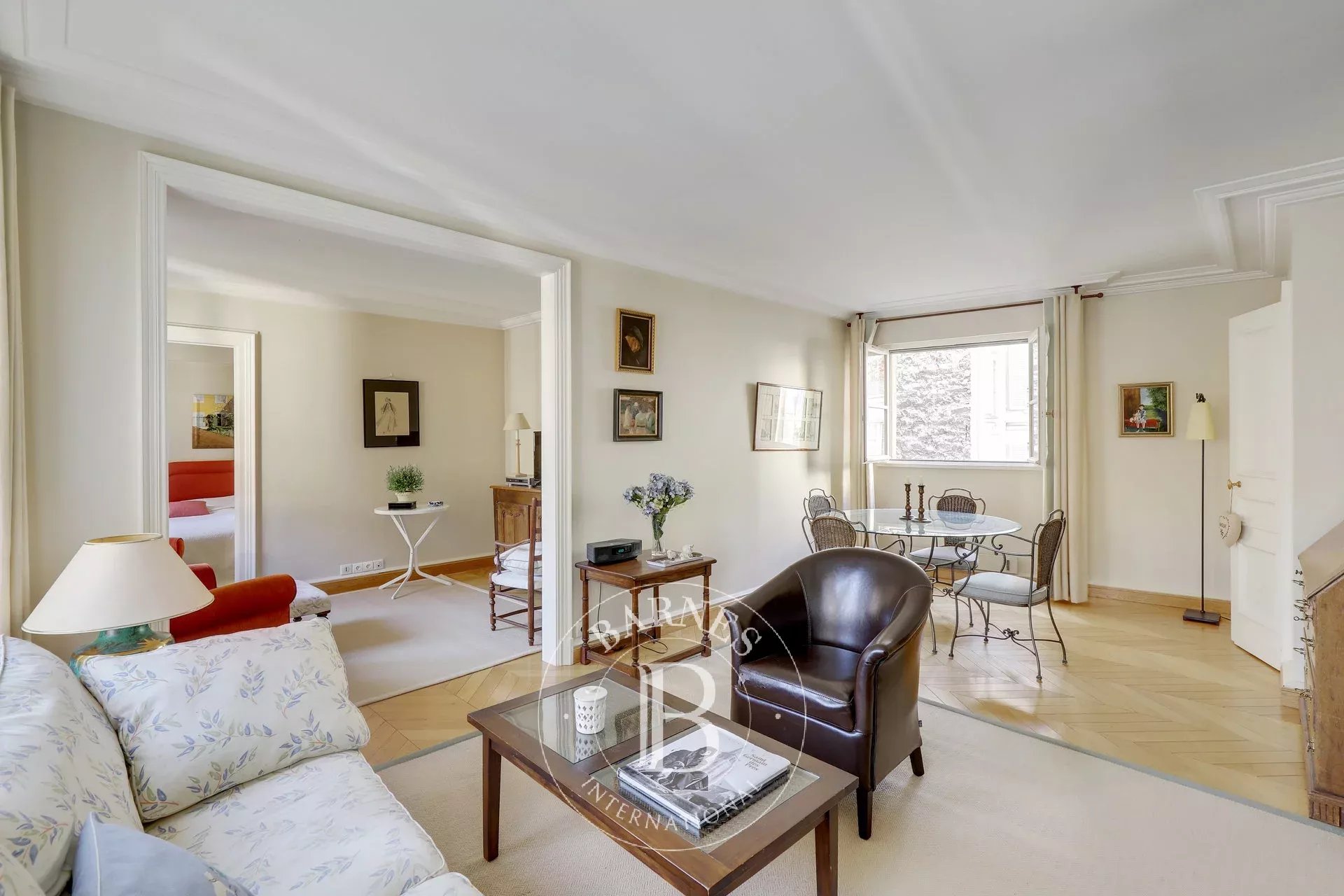 Sole agent - Paris 6 - 2-bedroom apartment - parking space