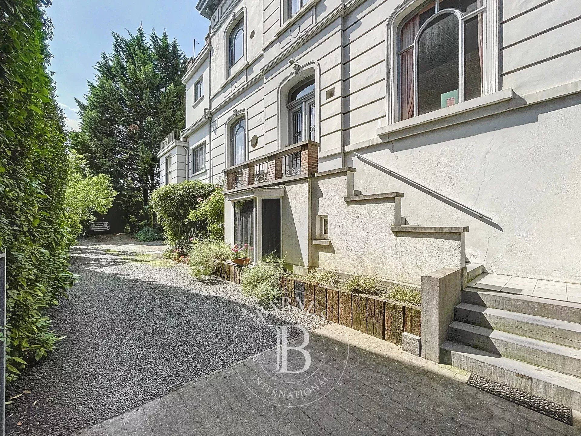 Uccle - Building 3 facades to renovate- 4 Apartments- 3 Garages- Sumptuous garden