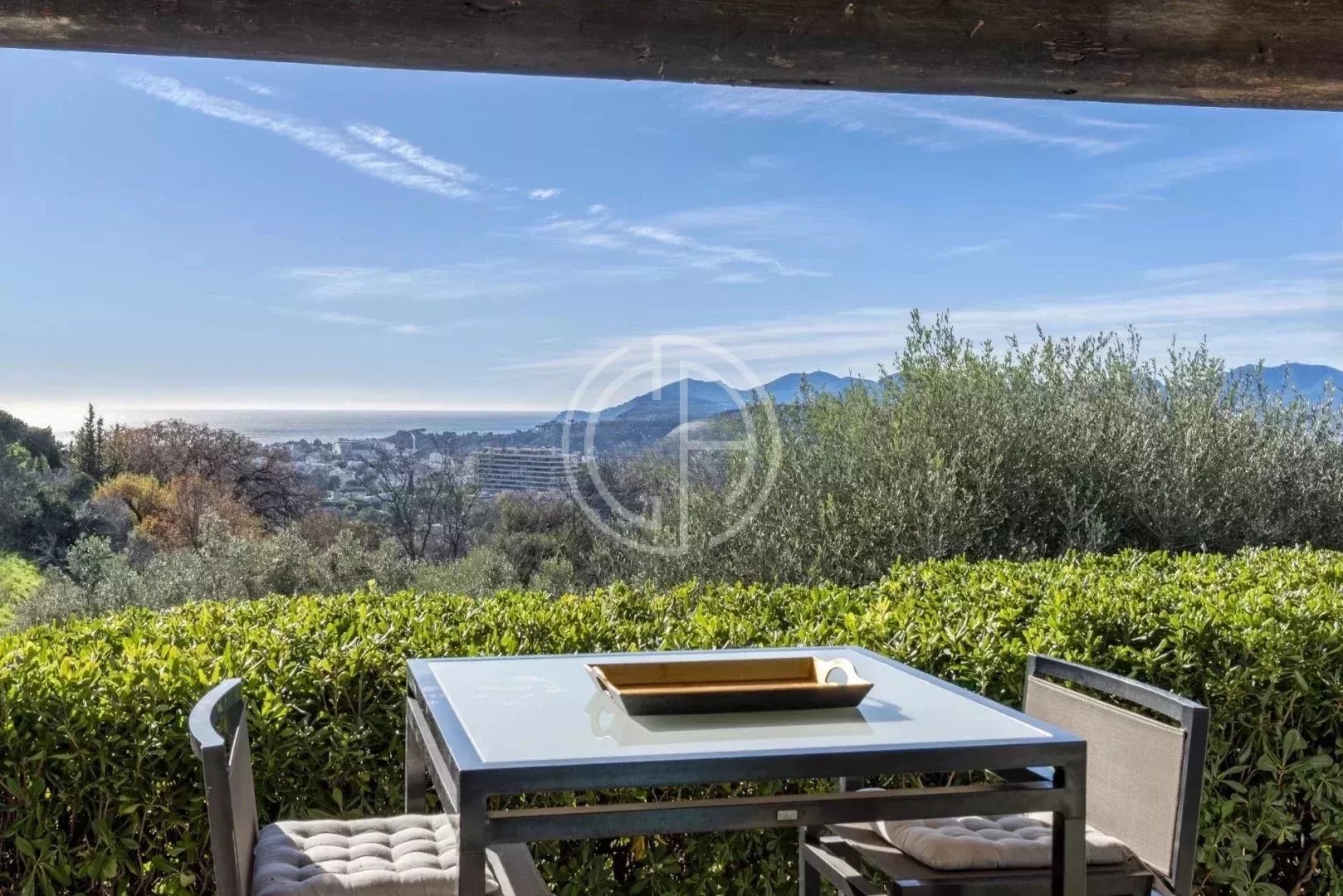 MOUGINS - BEAUTIFUL VILLA - SEA VIEW