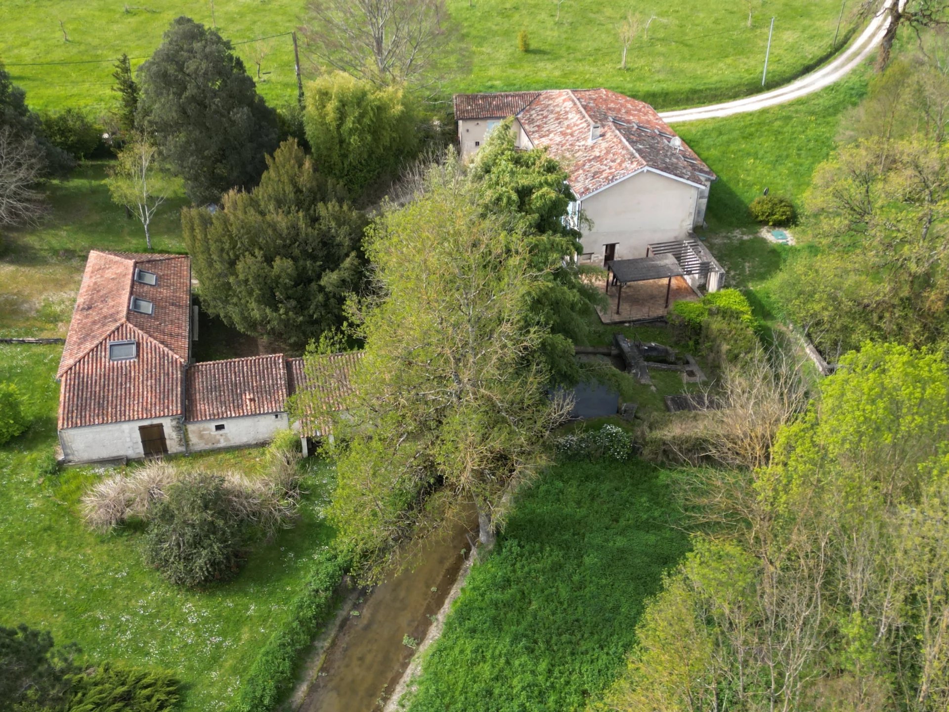 Ancien Moulin avec gîte et piscine