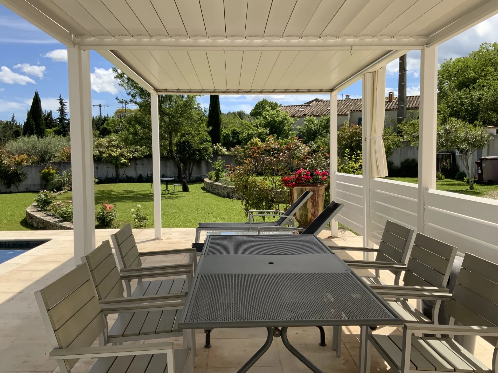 A 6 km d'Uzès, villa récente avec piscine.