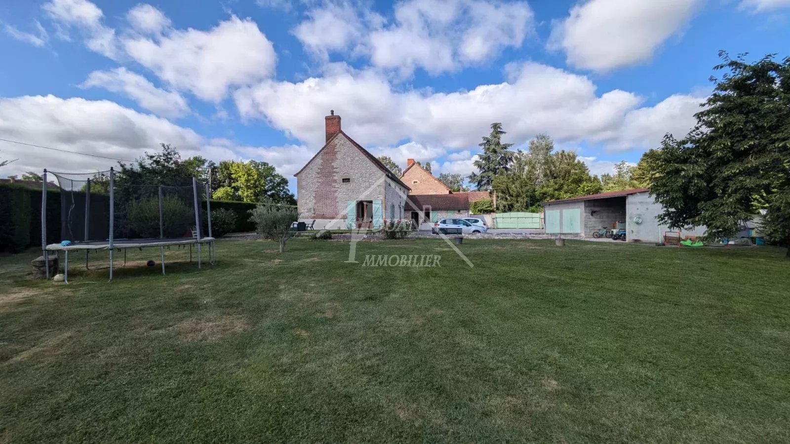 Maison en pierre, quatre chambres et terrain