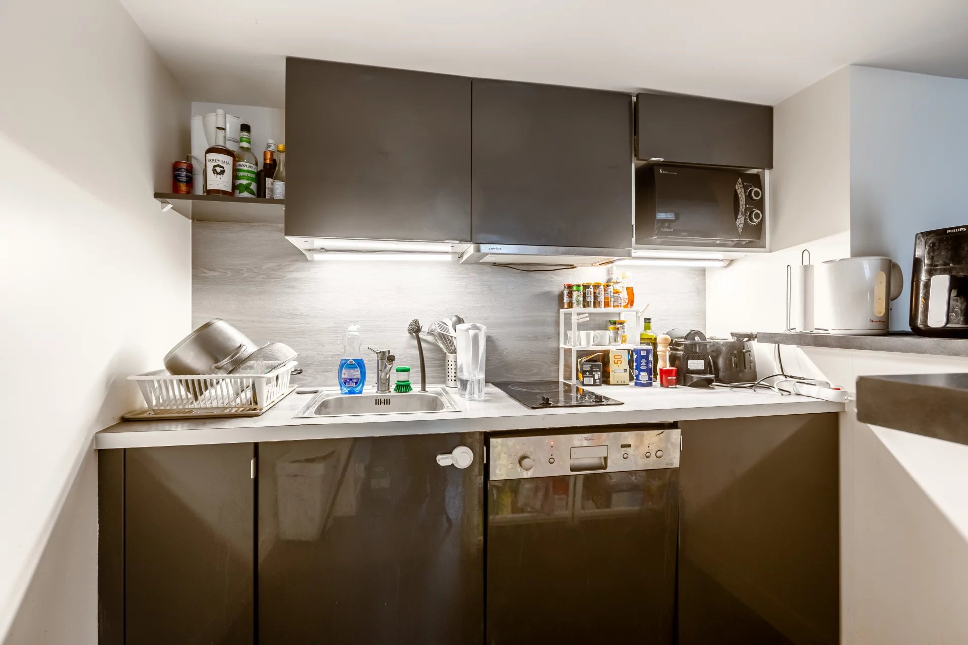 PARIS 1 - ETAGE ELEVE - IDEAL PIED A TERRE - picture 2