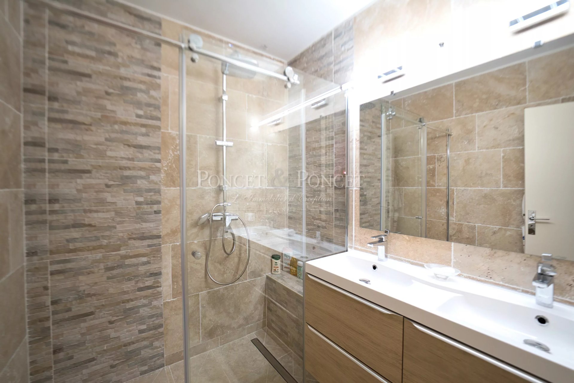 6 Bedroom Villa/Townhouse's Image 7