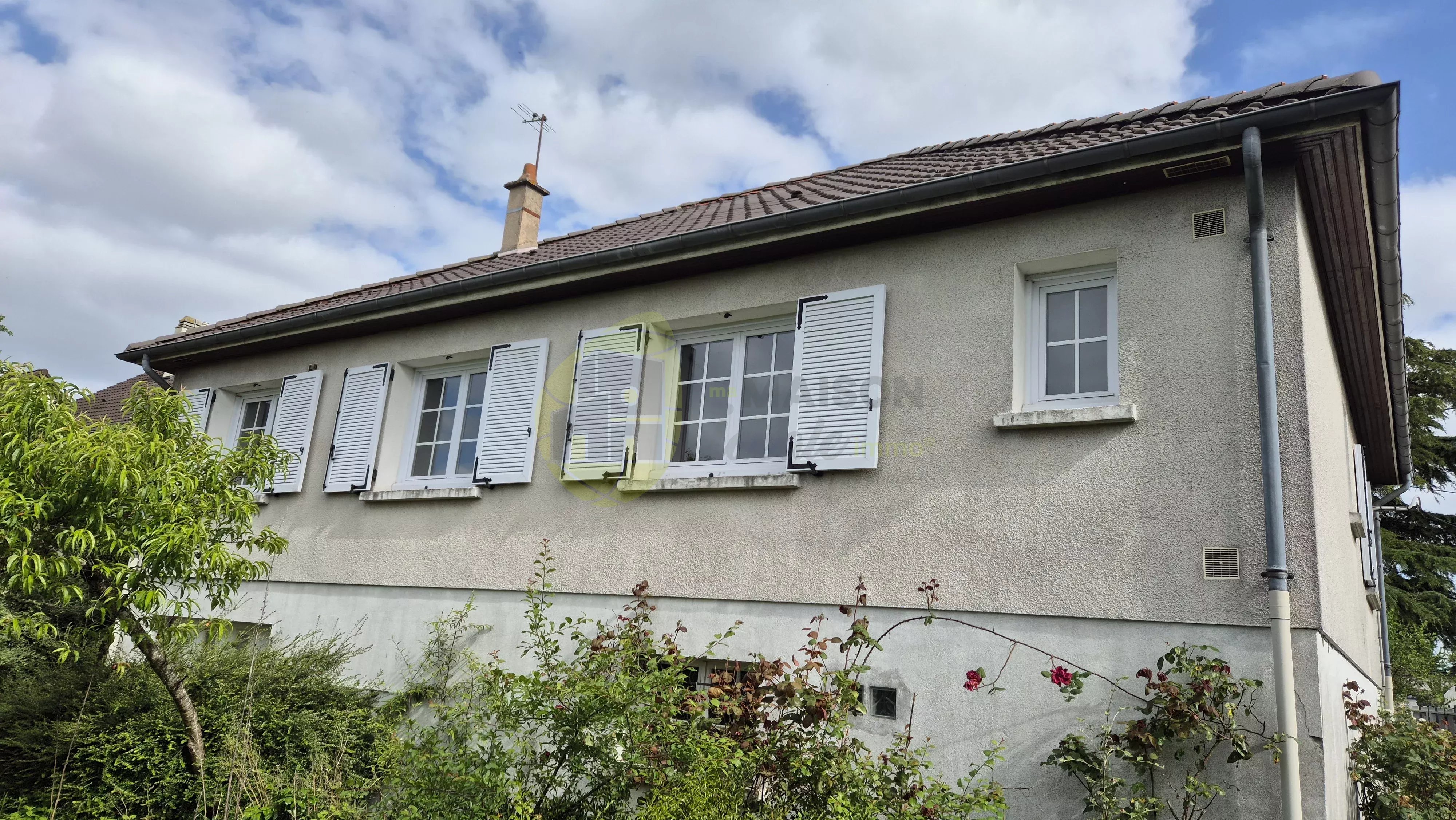 Charming 3-Bedroom House with Garden in La Chapelle-Saint-Ursin