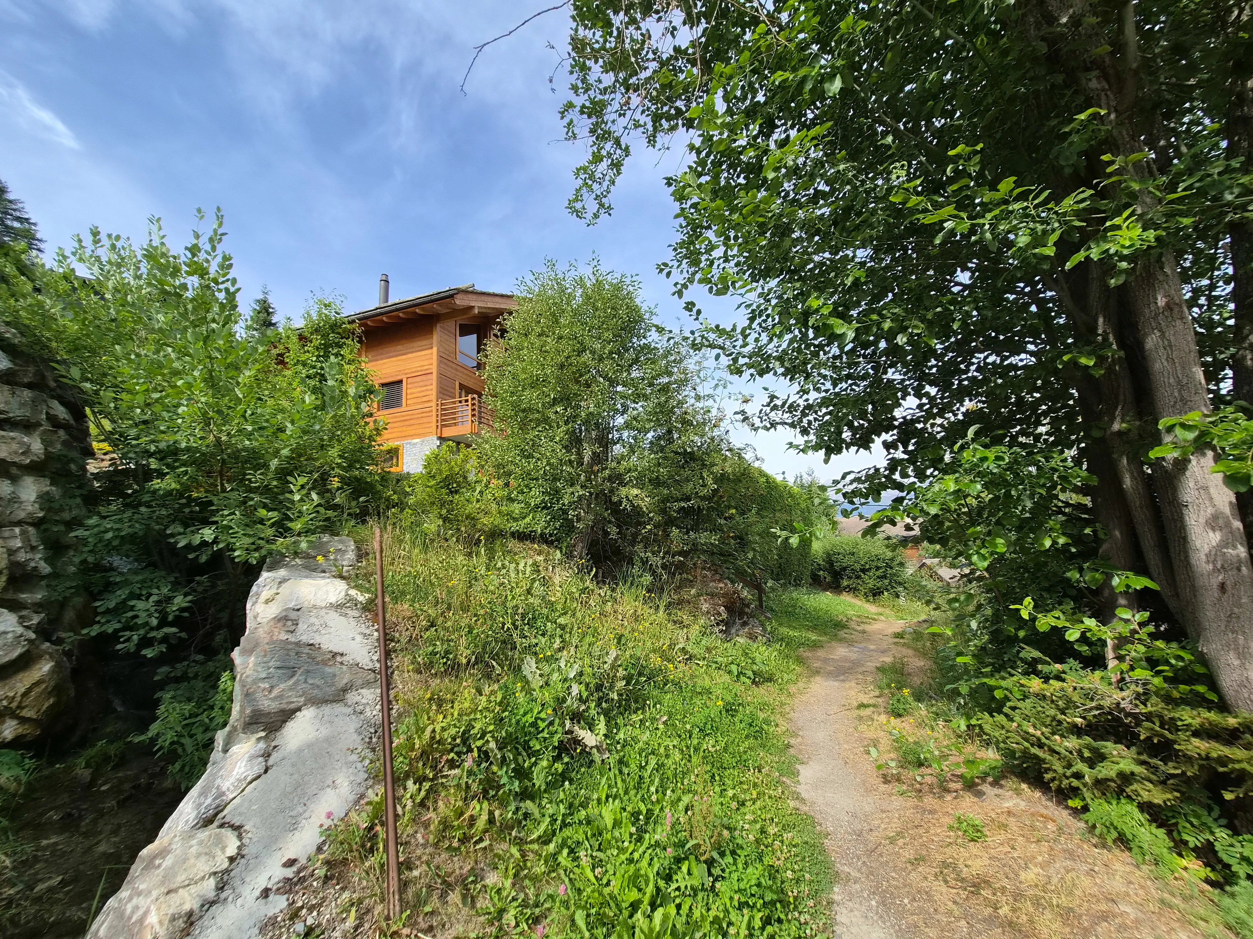 Chalet d'exception au bord du bisse et proche des pistes de skis, à Nendaz !