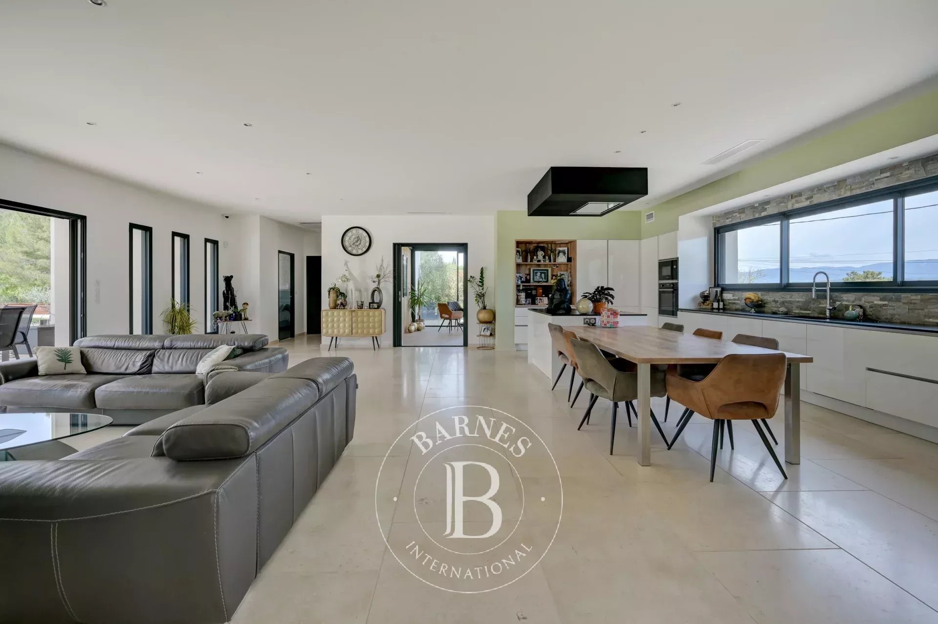 2NEAR AIX-EN-PROVENCE – CONTEMPORARY HOUSE 4,747 SQ FT – 7 BEDROOMS – HEATED SWIMMING POOL – LANDSCAPED GARDEN 0.99 ACRES – ABSOLUTE TRANQUILLITY - picture 5