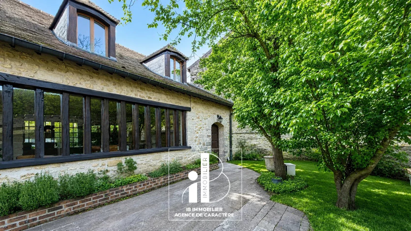 SAINT GERMAIN SUR ECOLE -PROPRIETE COMPOSEE  DE DEUX MAISONS 134 m² et 86 m² AVEC DEPENDANCES - JARDIN DE 763 m²