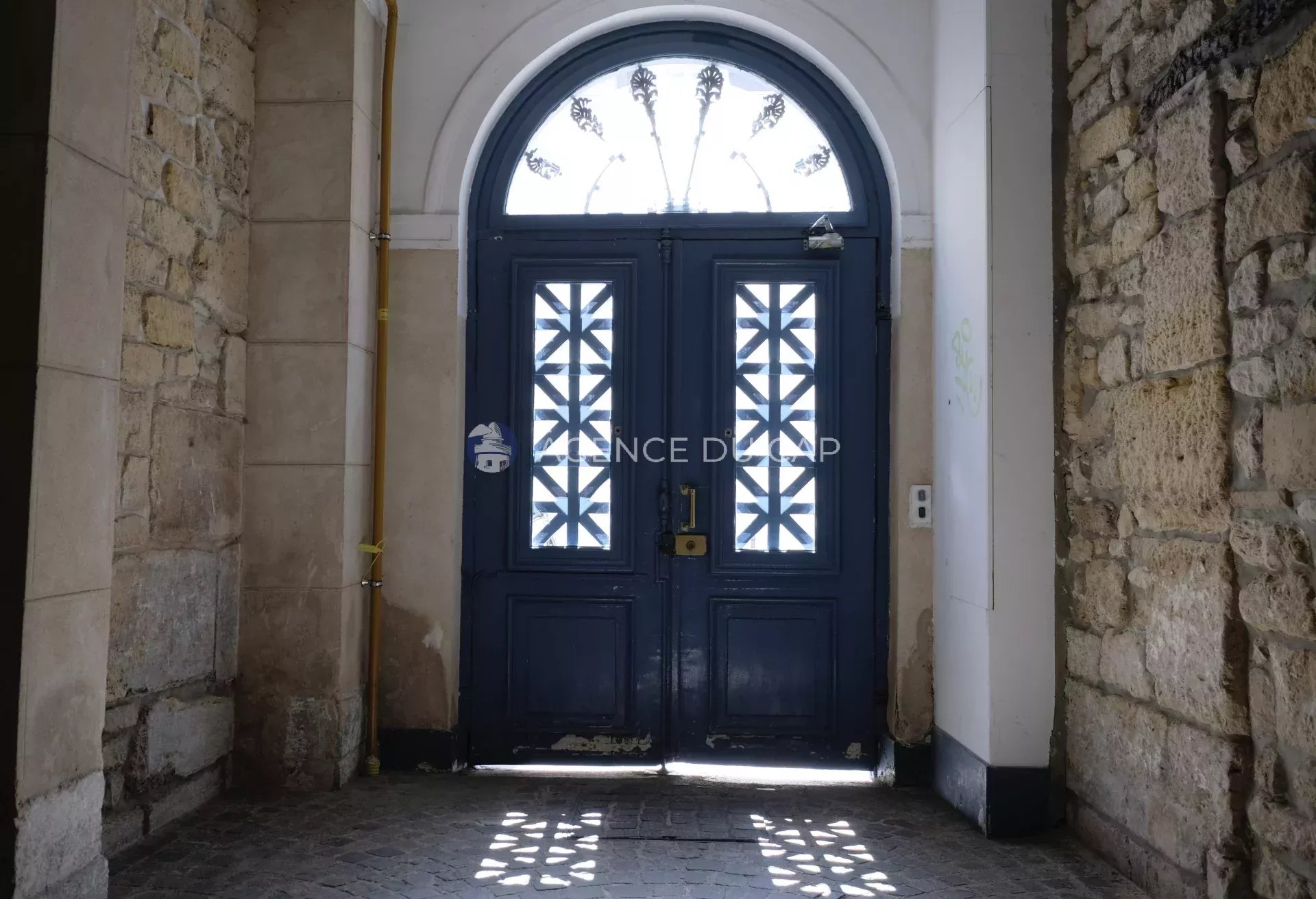 For rent  rue Charlot 3 bedrooms standing fully furnished 135 sq meters.