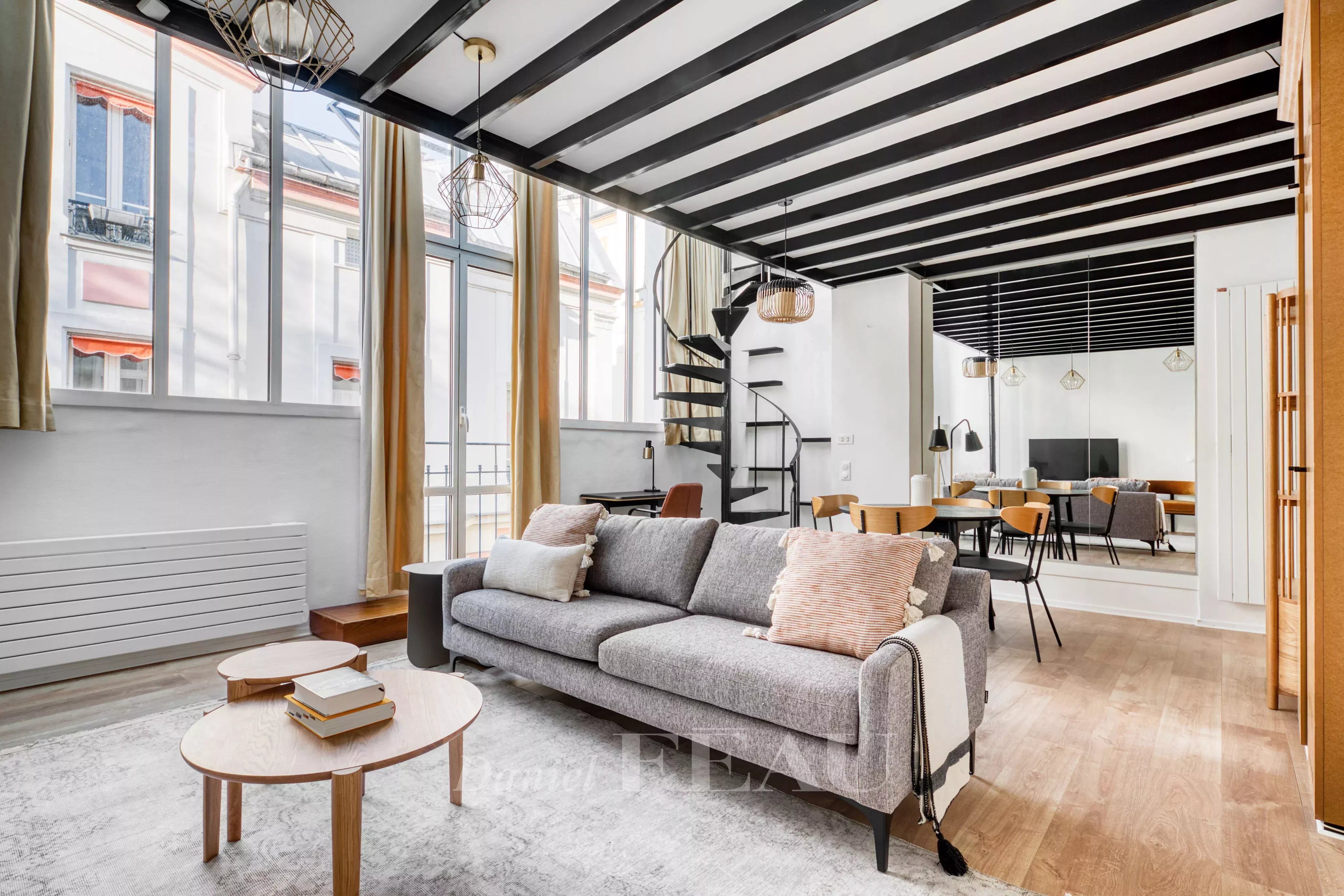 Grande pièce de séjour avec très belle hauteur sous plafond