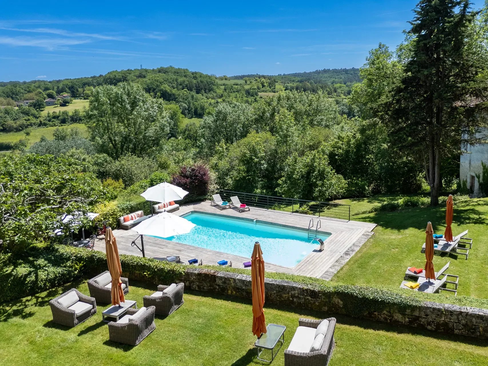 SCHLOSS MIT POOL UND TENNISPLATZ IN BORDEAUX ZU VERKAUFEN