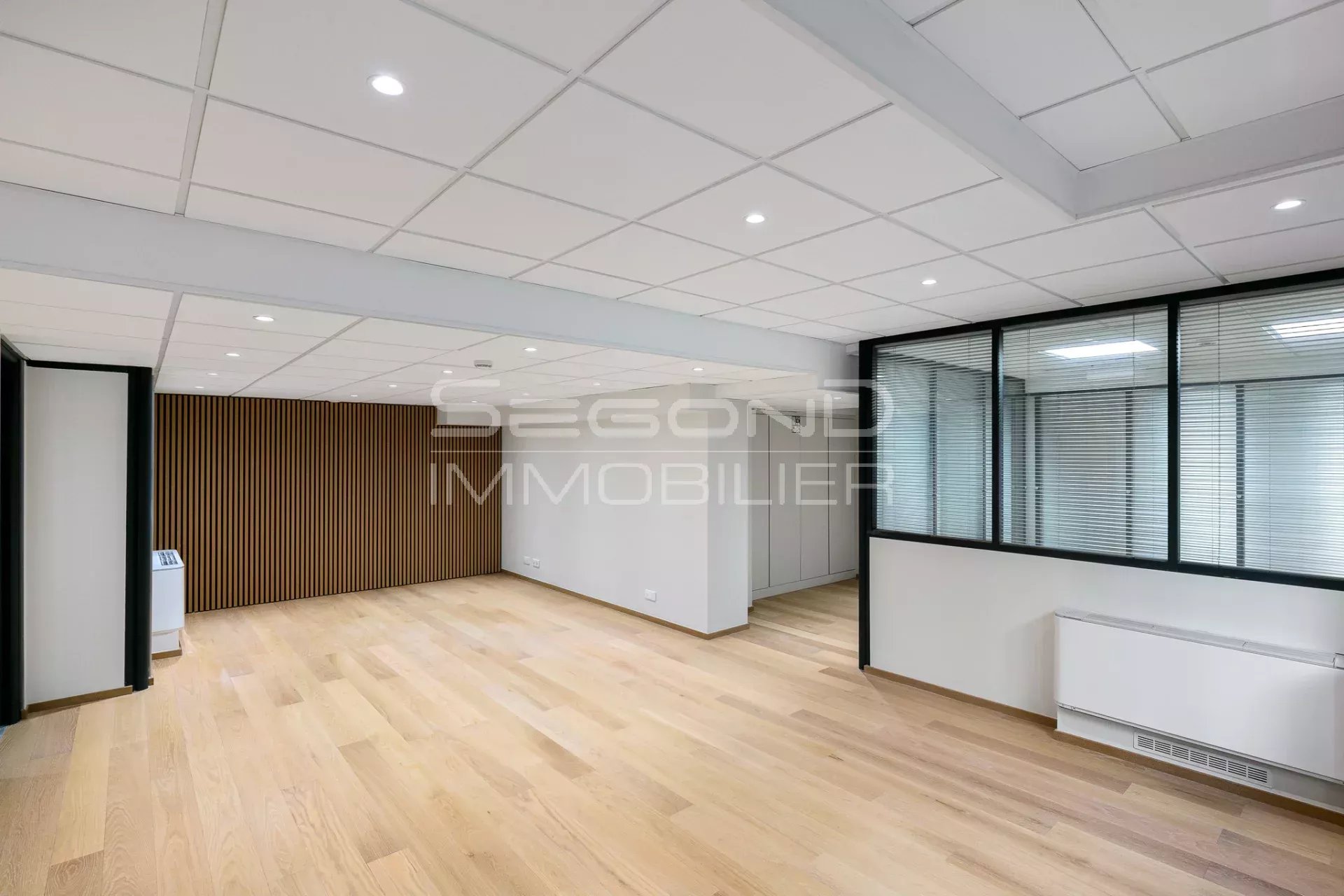 Ufficio ristrutturato in vendita Carré d'Or in edificio di standing con accesso indipendente