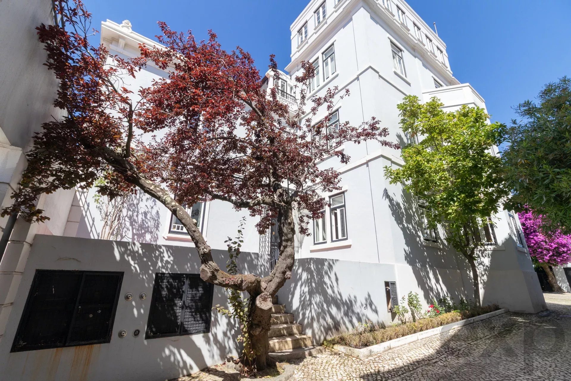 A 1909 Masterpiece: The Crown of Lisbon’s Hills 86119022 image 5