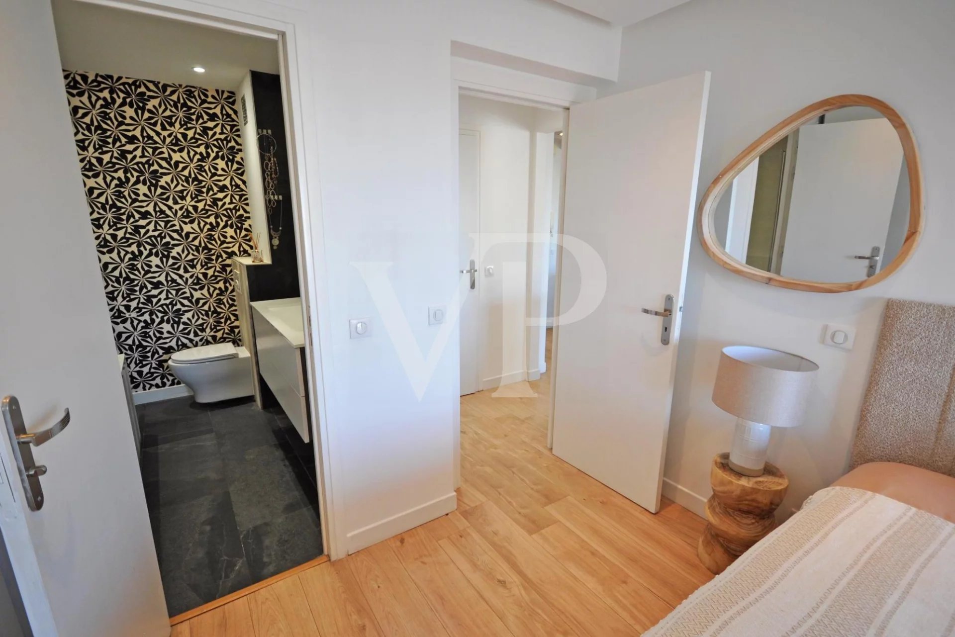 SEA VIEW APARTMENT BETWEEN TOWN AND POINTE CROISETT