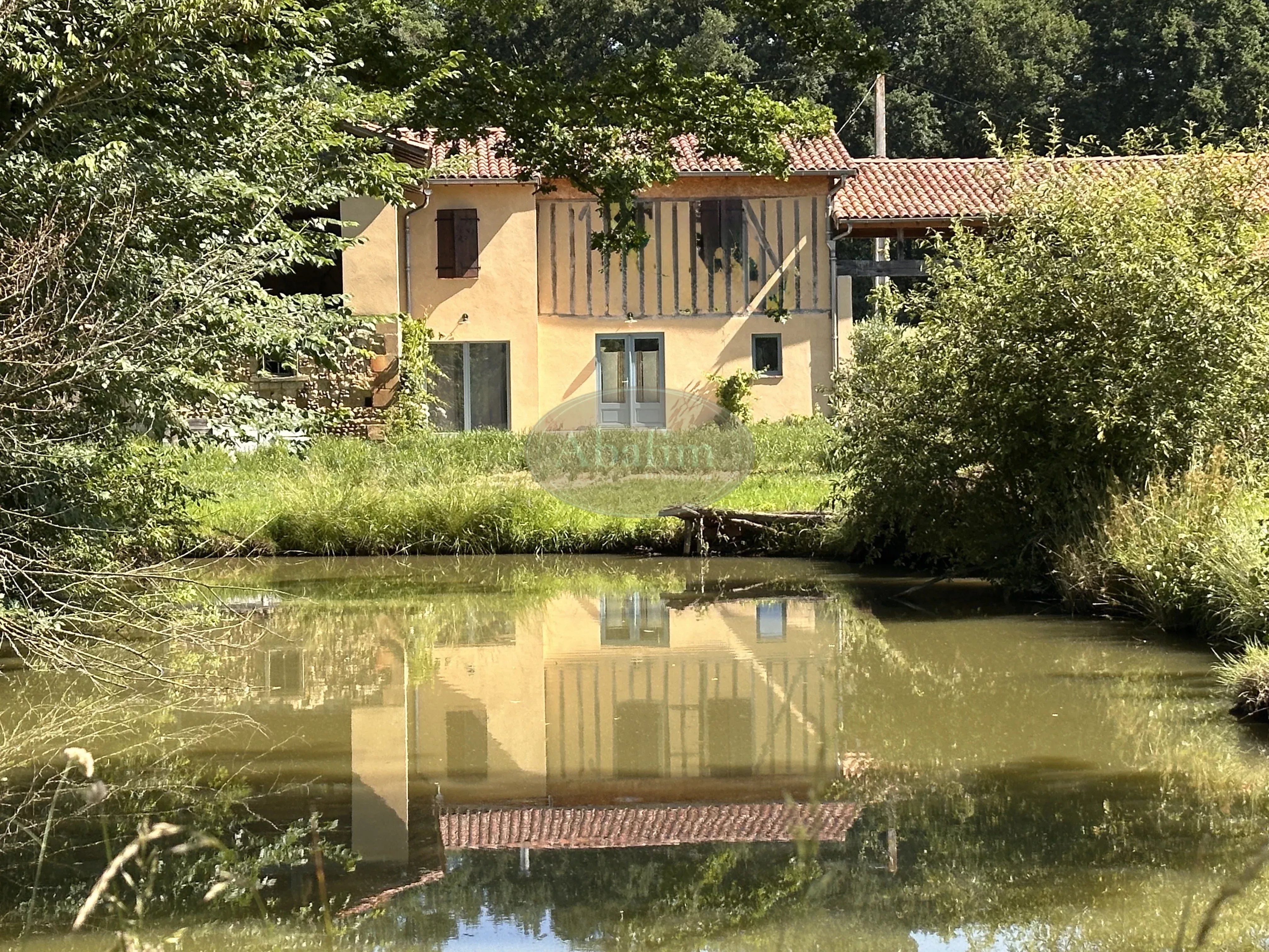 Maison pittoresque avec étang